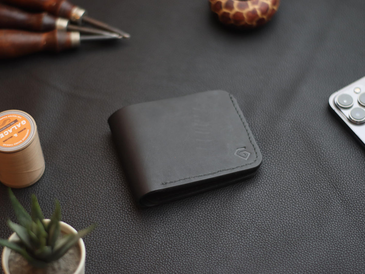 GROOM 2.0 LEATHER WALLET BLACK & EMERALD GREEN grip
