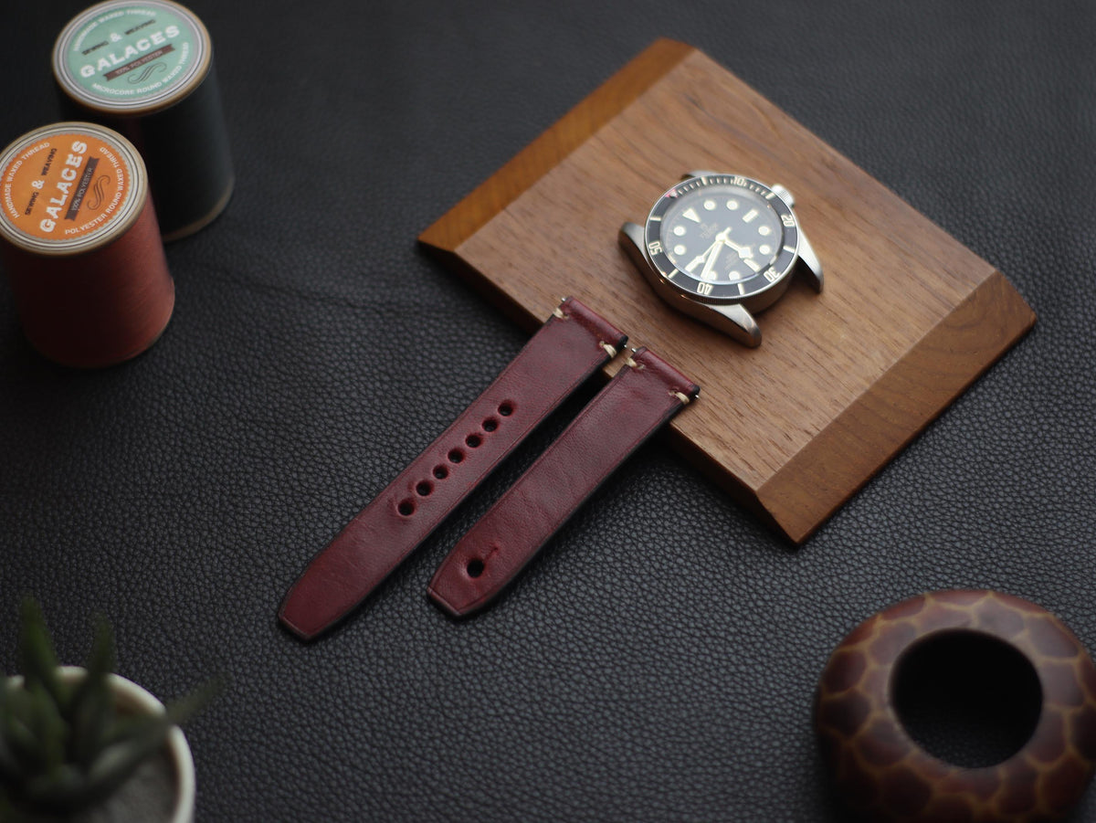 SCARLET RED (BEACH) - MINIMAL STITCHED WATCH STRAPS grip