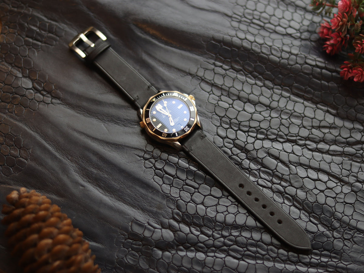 LEATHER STRAPS MATTE BLACK (BLACK) MINIMAL STITCHED GRIP LEATHER GOODS