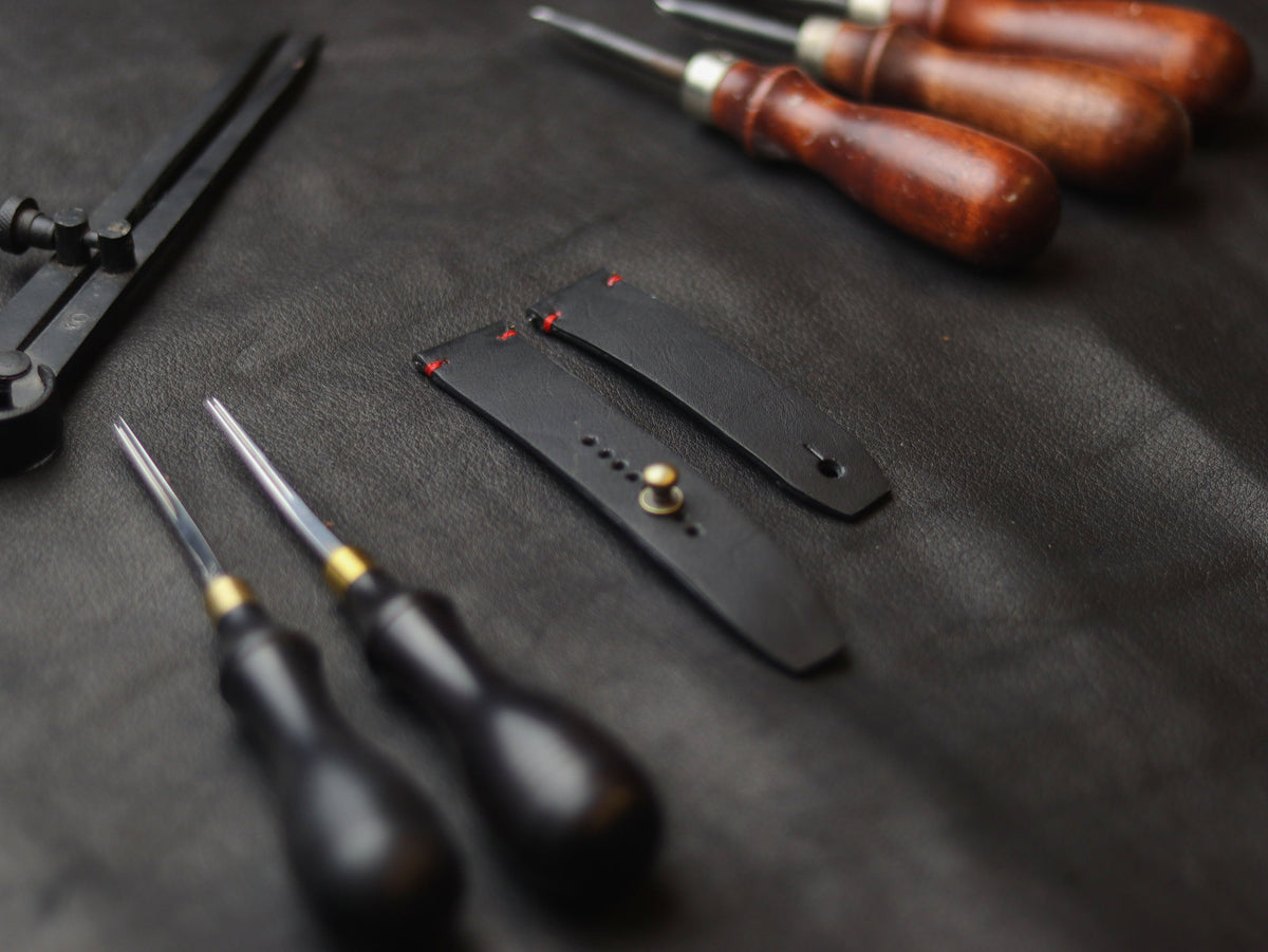 PANTOM BLACK (RED) - MINIMAL STITCHED WATCH STRAPS grip