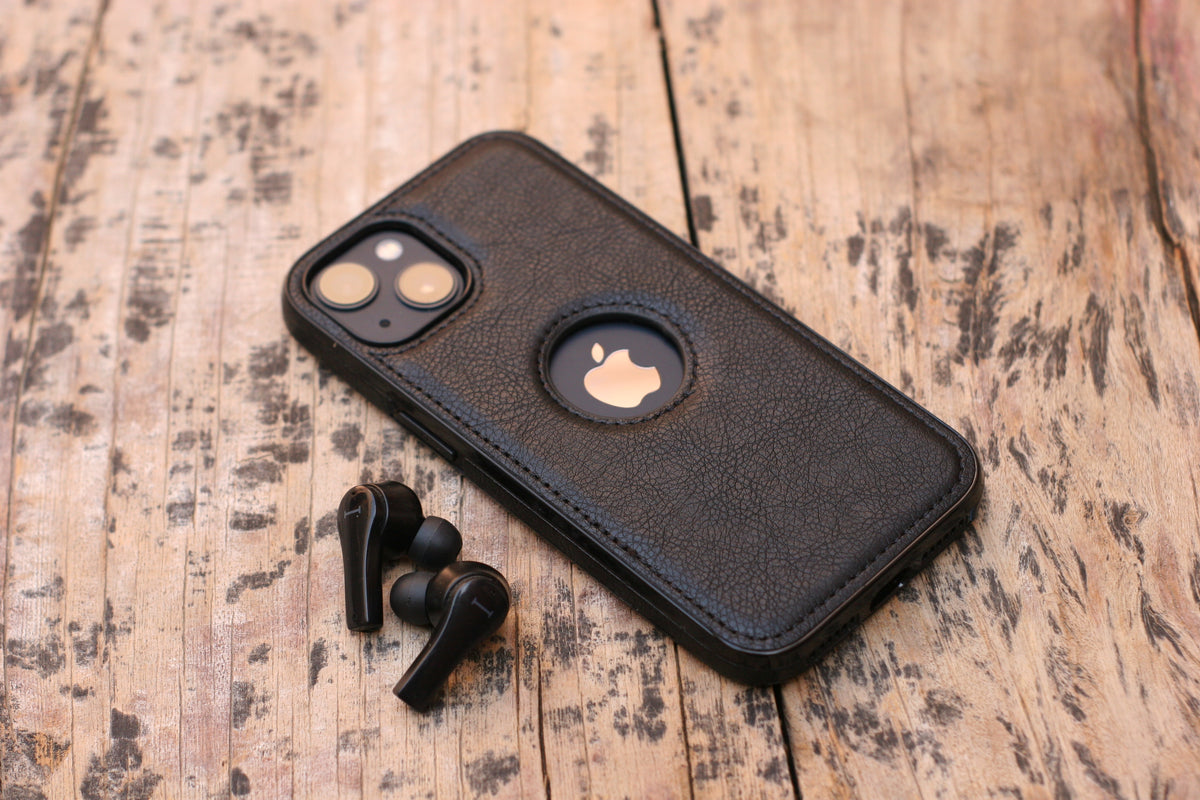 BLACK LEATHER PHONE CASE. grip
