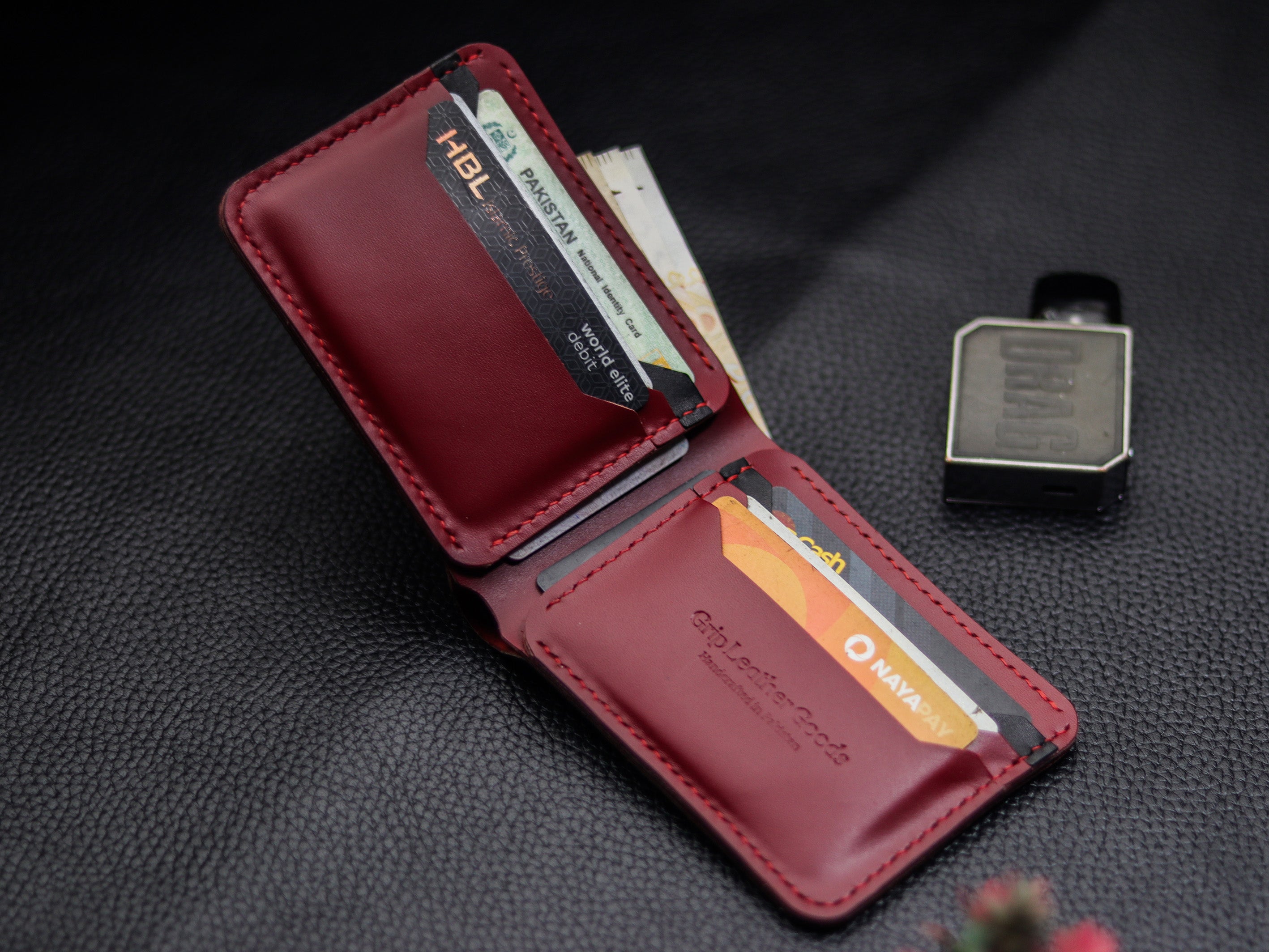 Leather Wallet Man – grip