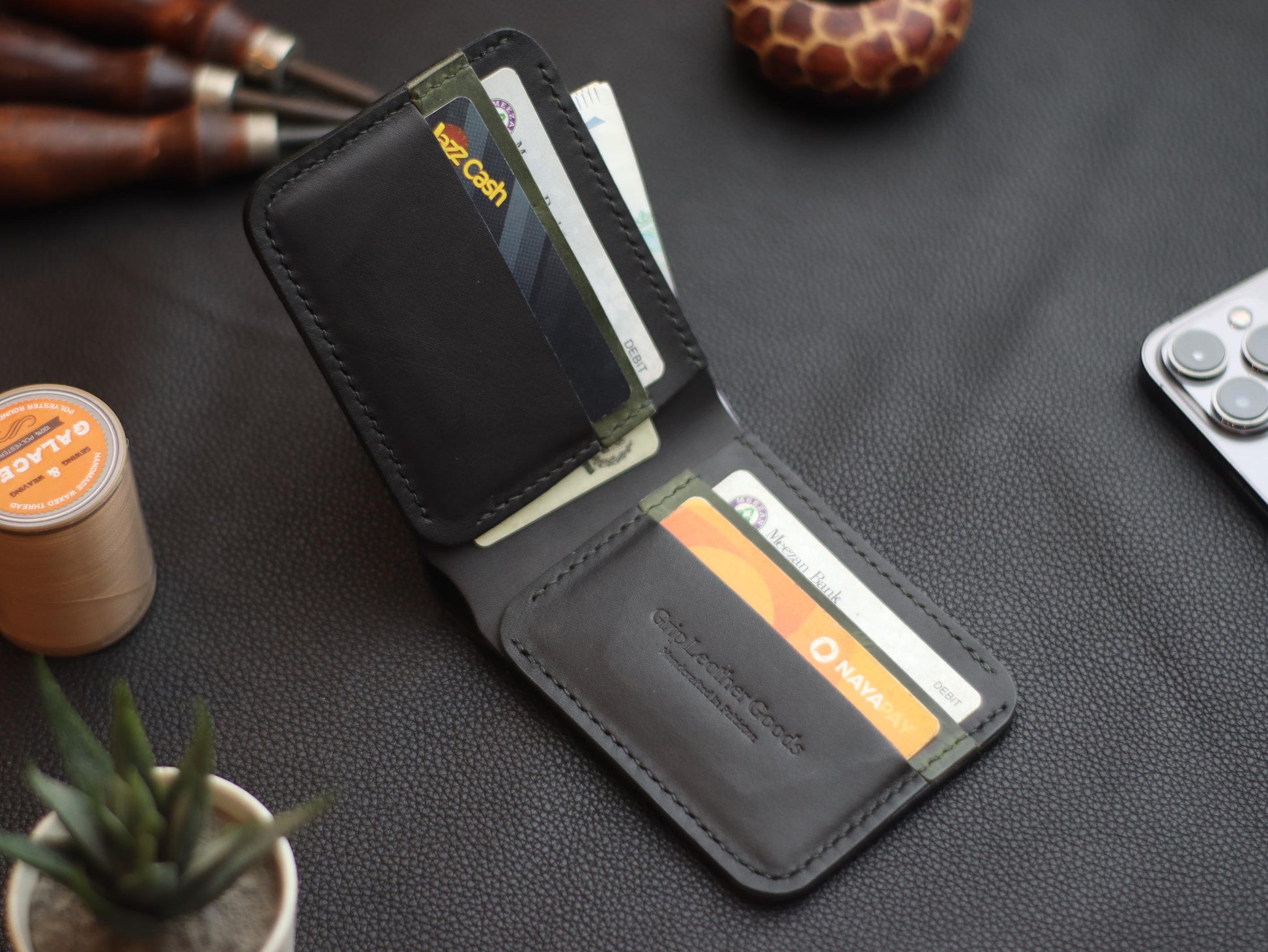 GROOM 2.0 LEATHER WALLET BLACK & EMERALD GREEN grip