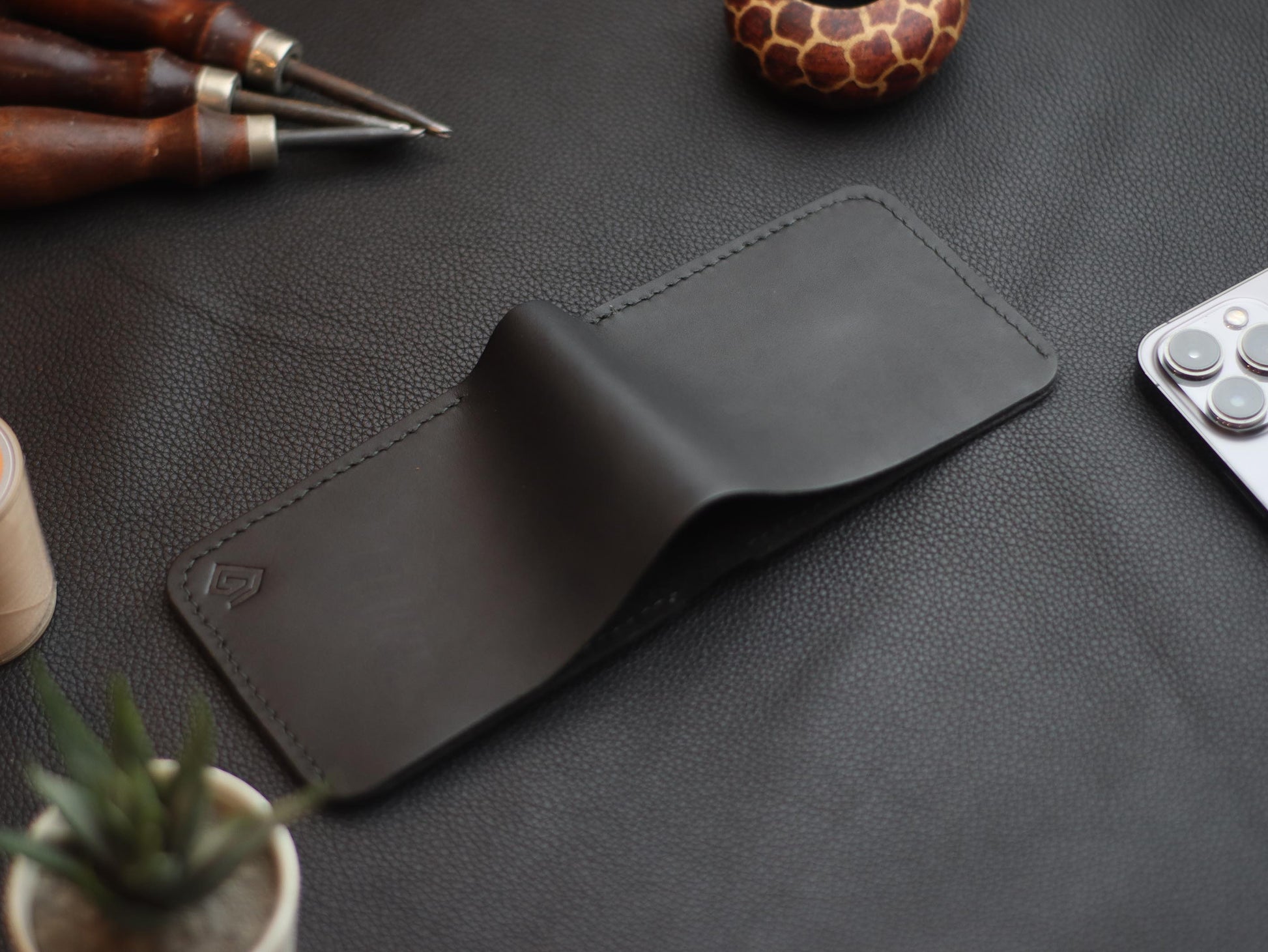 GROOM 2.0 LEATHER WALLET BLACK & EMERALD GREEN grip