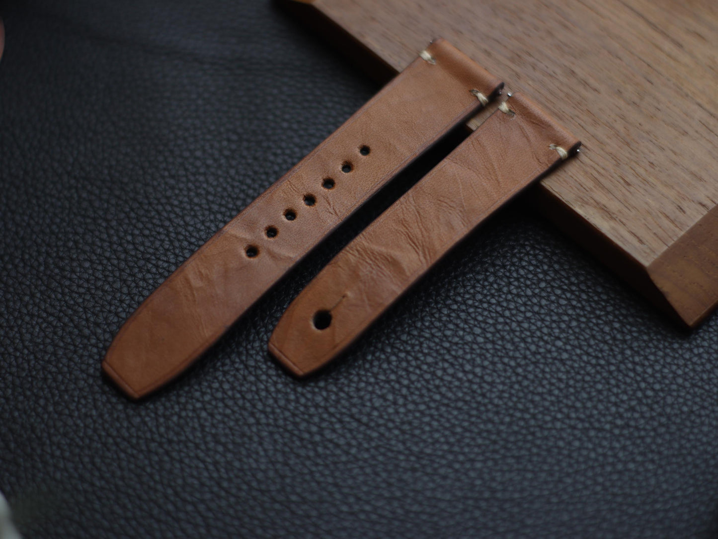 CHESTNUT BROWN (BEACH) - MINIMAL STITCHED WATCH STRAPS grip