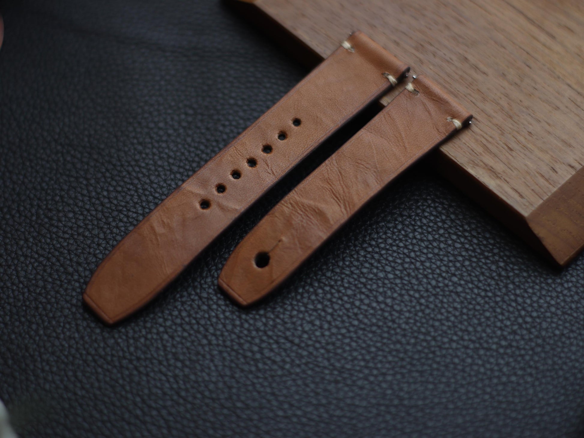 CHESTNUT BROWN (BEACH) - MINIMAL STITCHED WATCH STRAPS grip