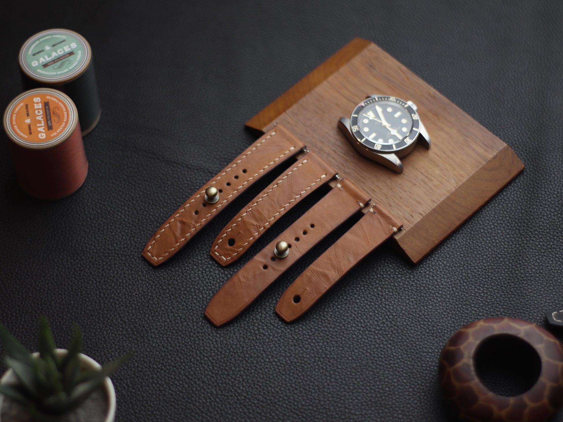 CHESTNUT BROWN (BEACH) - MINIMAL STITCHED WATCH STRAPS grip