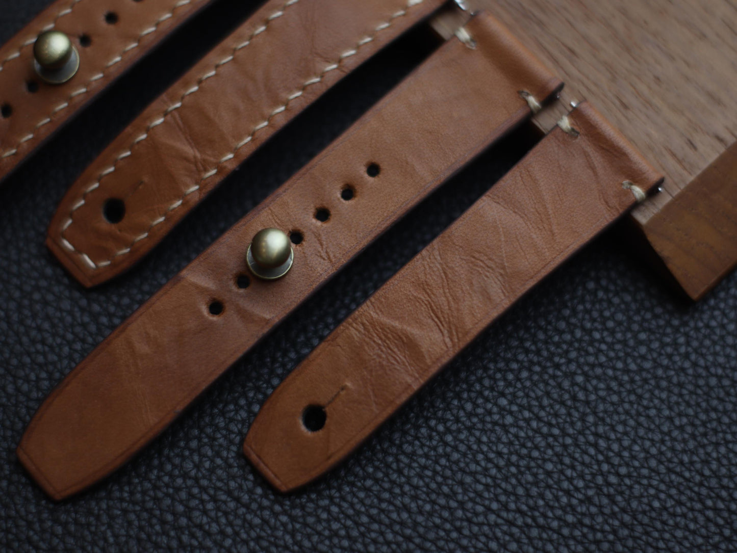 CHESTNUT BROWN (BEACH) - MINIMAL STITCHED WATCH STRAPS grip