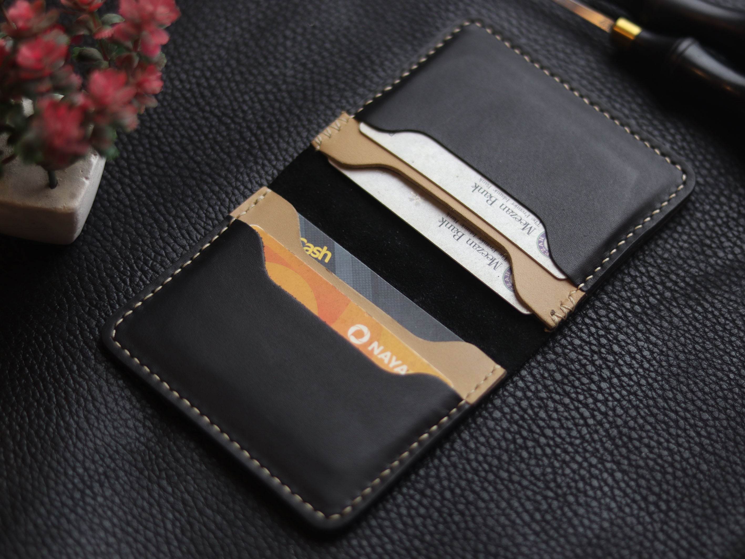 BISON ITALIAN BIFOLD CARD HOLDER - MATTE BLACK & CHIFFON WHITE – grip