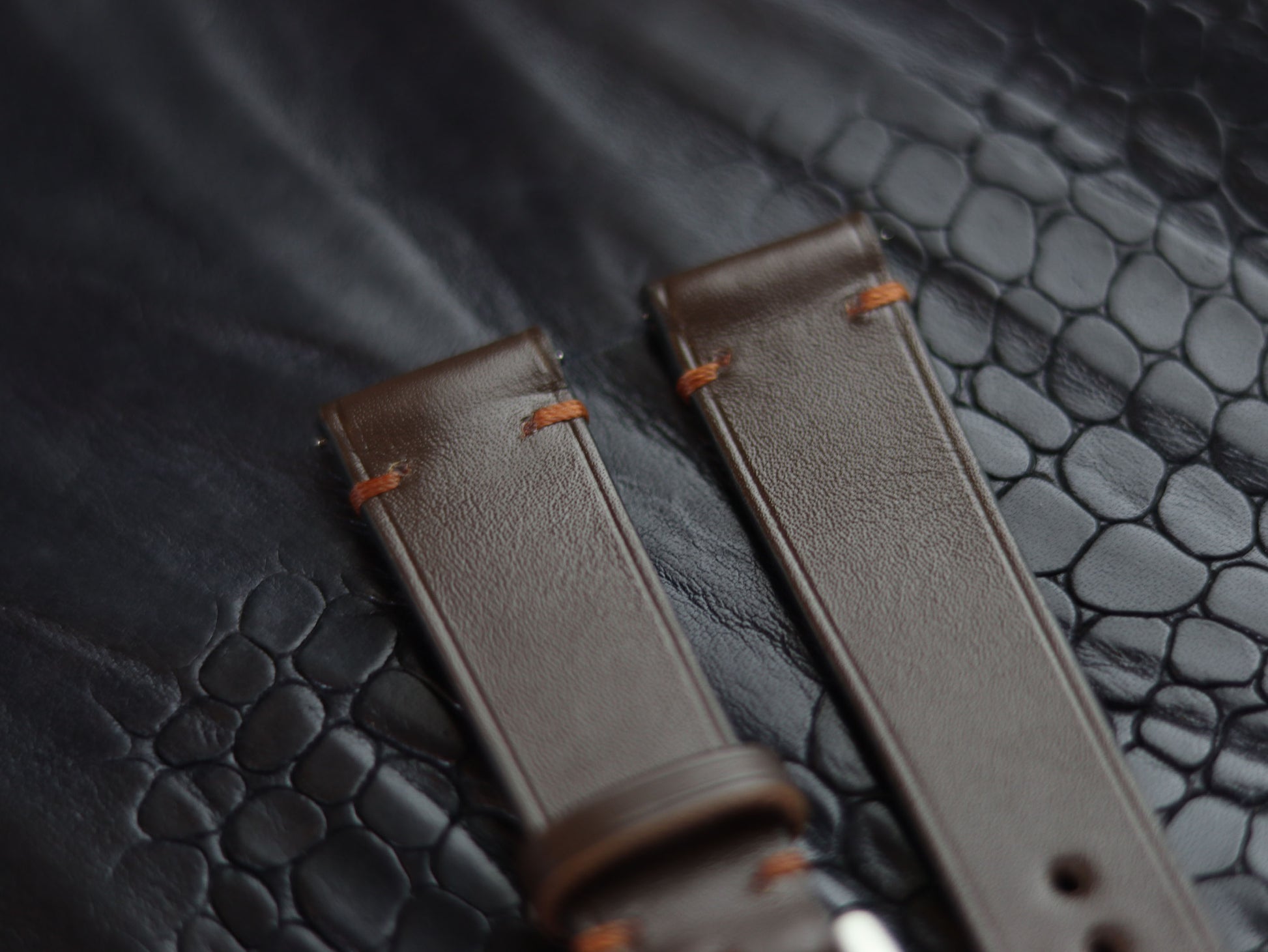LEATHER STRAPS RUSTIC BROWN (BROWN) MINIMAL STITCHED GRIP LEATHER GOODS