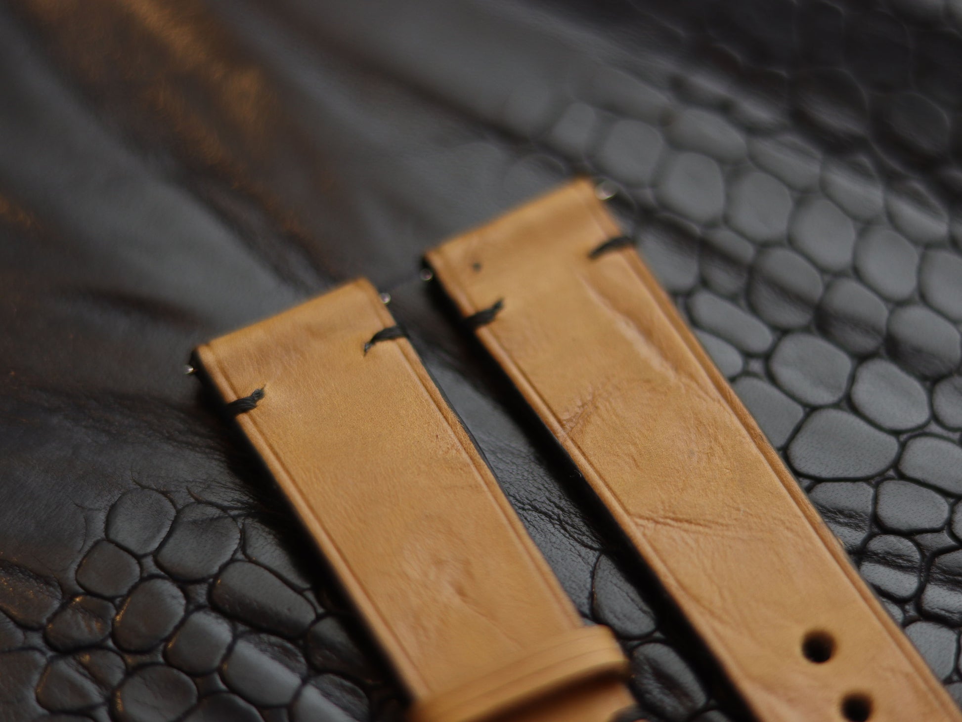 LEATHER STRAPS CLASSIC OAK (BLACK)  MINIMAL STITCHED GRIP LEATHER GOODS