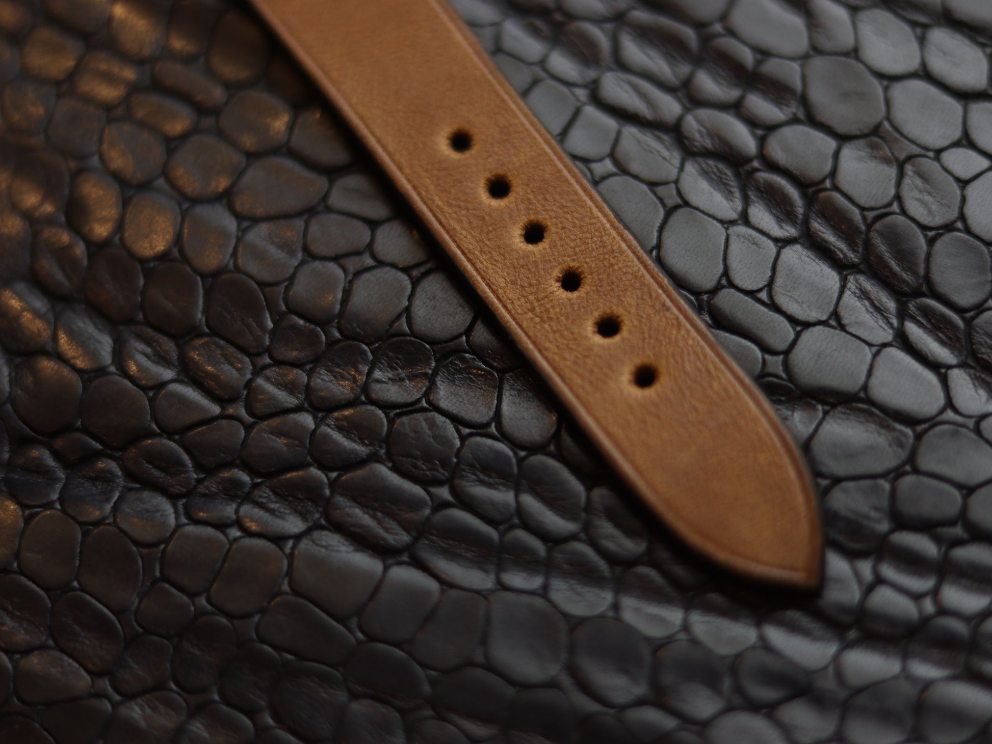 LEATHER STRAPS PEBBLE BROWN (BEACH)  MINIMAL STITCHED GRIP LEATHER GOODS
