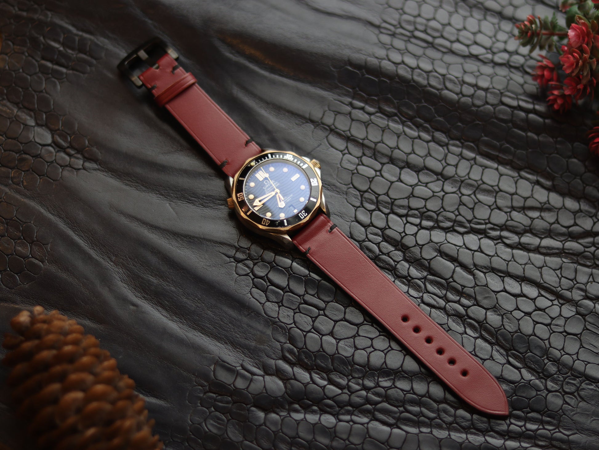 LEATHER STRAPS CRIMSON RED (BLACK)  MINIMAL STITCHED GRIP LEATHER GOODS