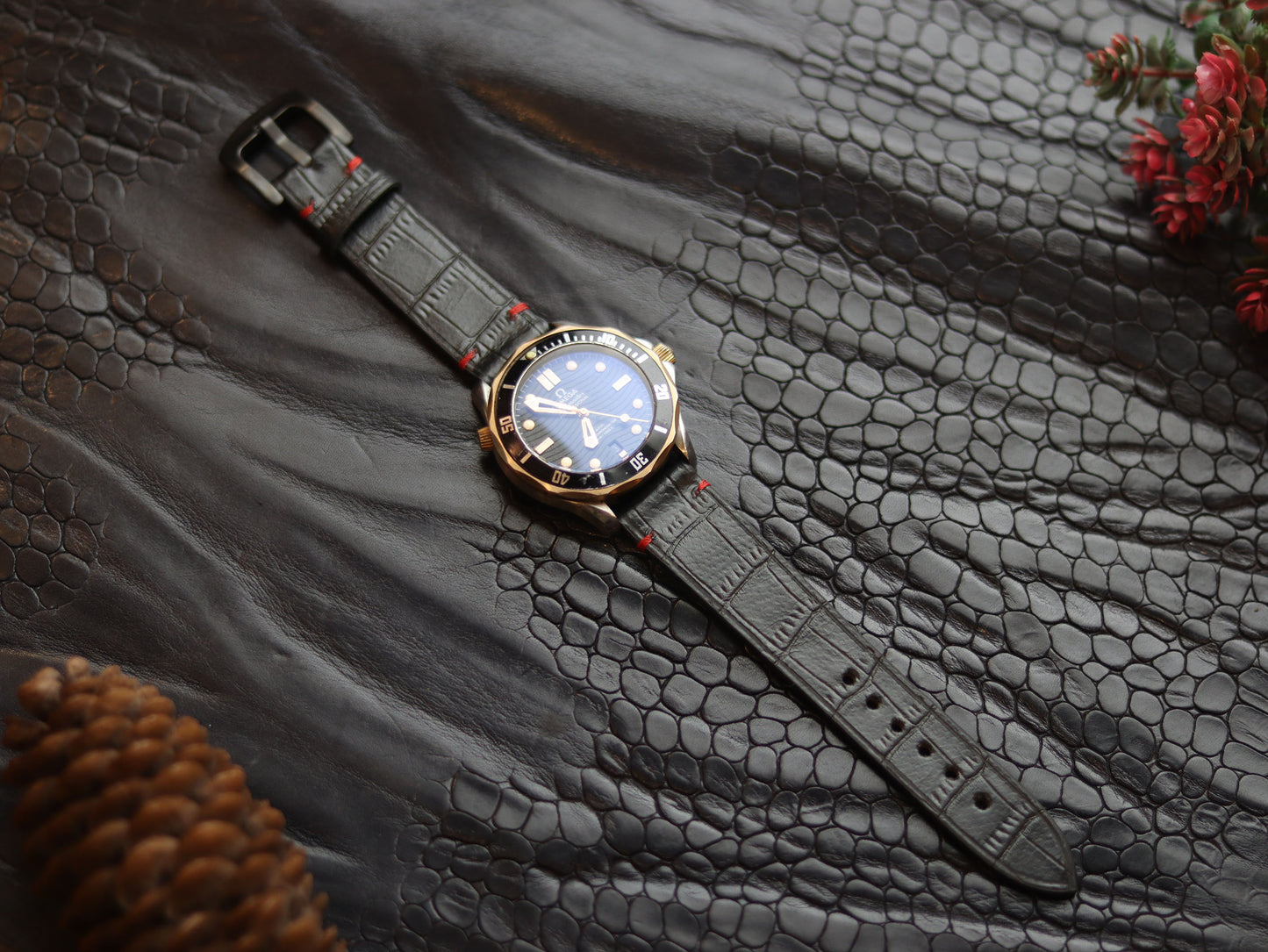 LEATHER STRAPS PHANTOM BLACK (RED)  MINIMAL STITCHED GRIP LEATHER GOODS