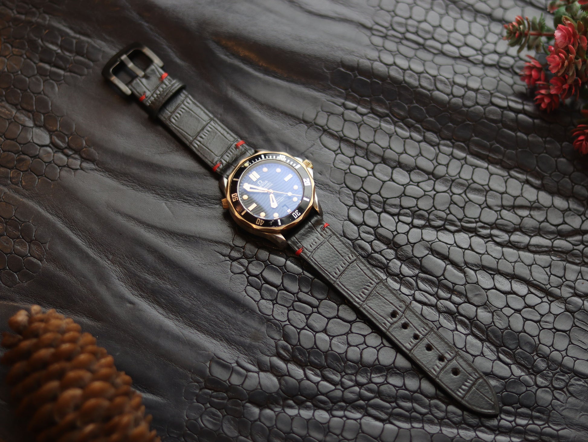 LEATHER STRAPS PHANTOM BLACK (RED)  MINIMAL STITCHED GRIP LEATHER GOODS