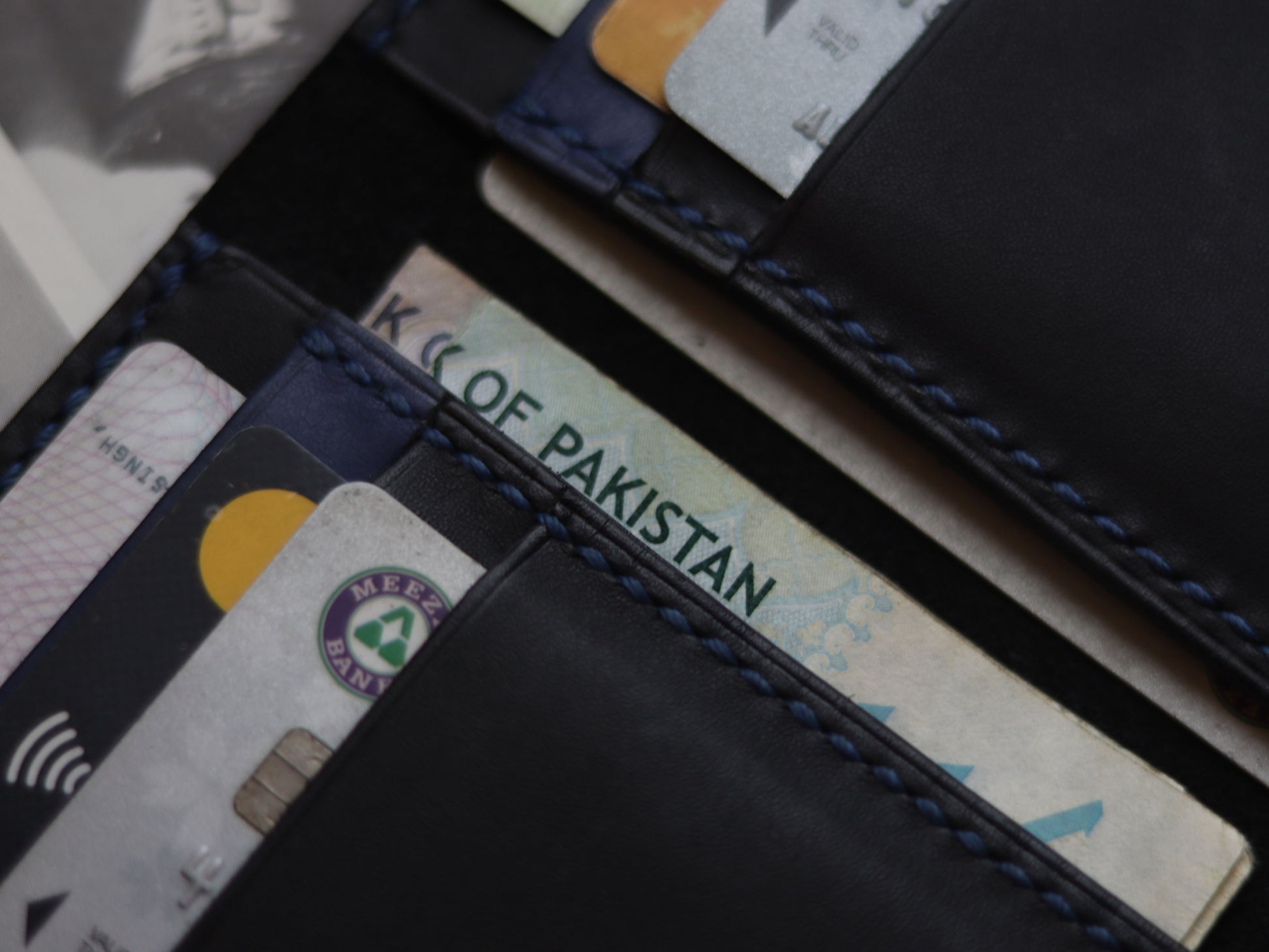 HUDSON SLIM BI-FOLD WALLET MATTE BLACK & BLUE GRIP LEATHER GOODS