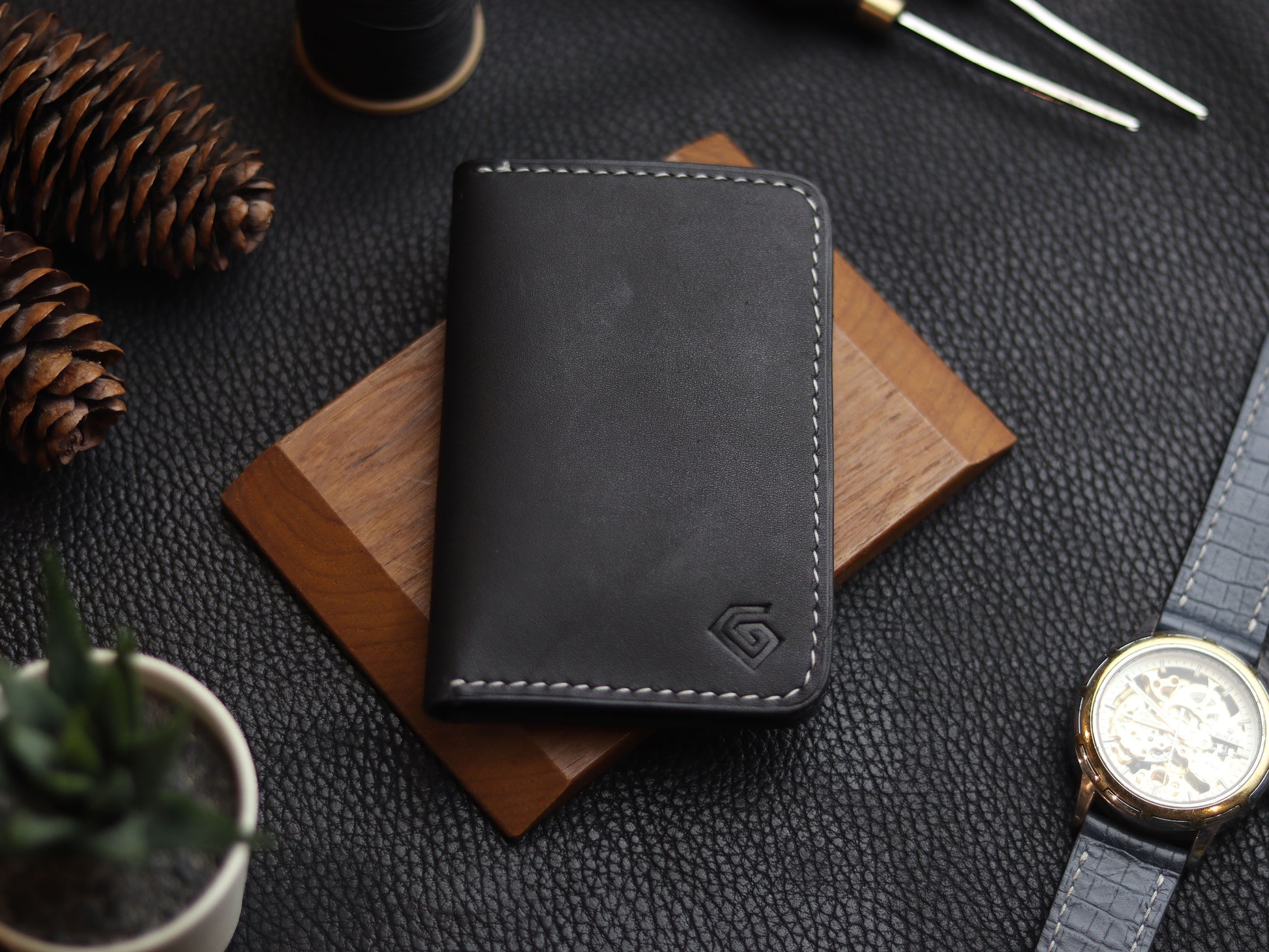 HUDSON SLIM BI-FOLD WALLET MATTE BLACK & VINTAGE RED GRIP LEATHER GOODS