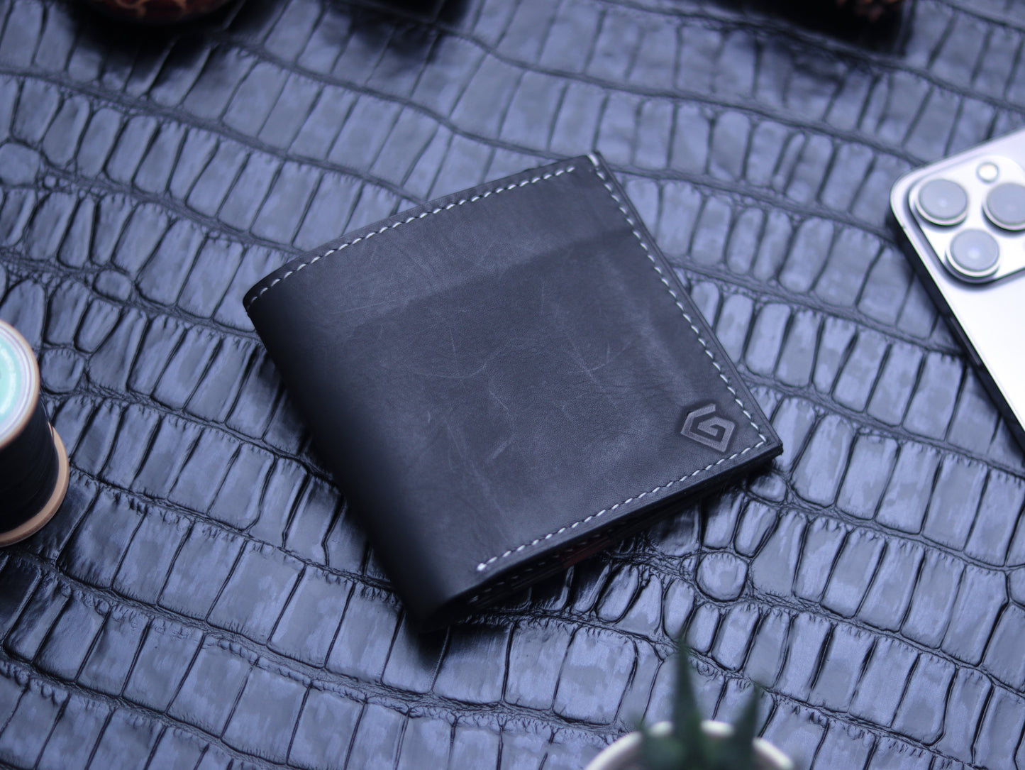 AUREUM - CHARCOLE BLACK & MARQUIS RED