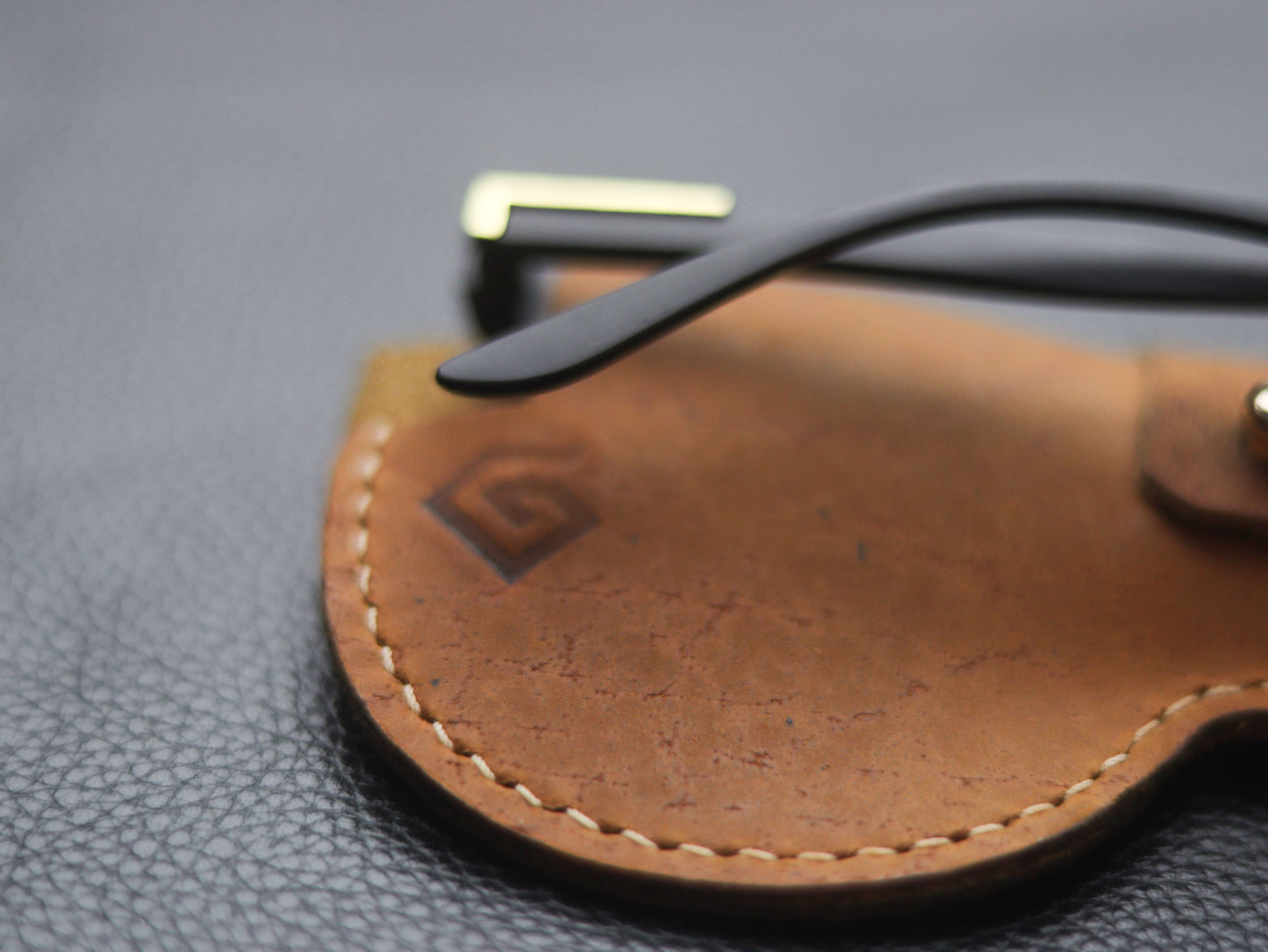 MINIMAL SUNGLASSES CASE  CAMEL RUST 01 GRIP LEATHER GOODS