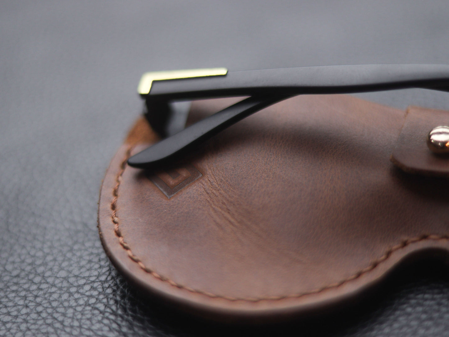 MINIMAL SUNGLASSES CASE  COFFEE BROWN 01 GRIP LEATHER GOODS