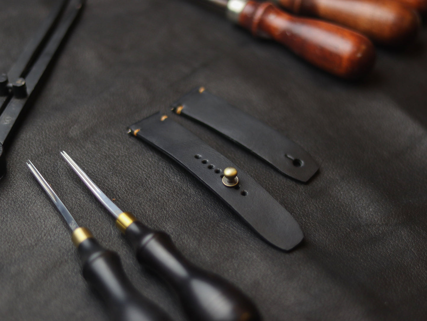 PANTOM BLACK(NEON) - MINIMAL STITCHED WATCH STRAPS grip