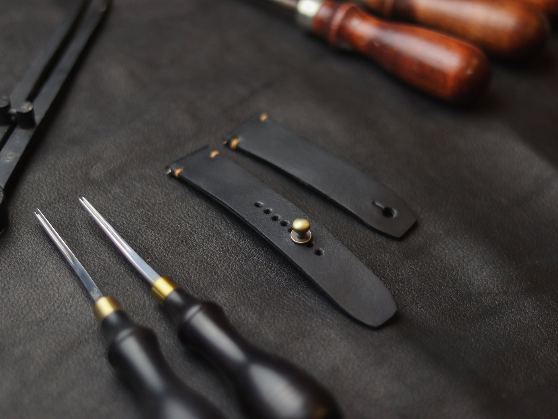 PANTOM BLACK(NEON) - MINIMAL STITCHED WATCH STRAPS grip