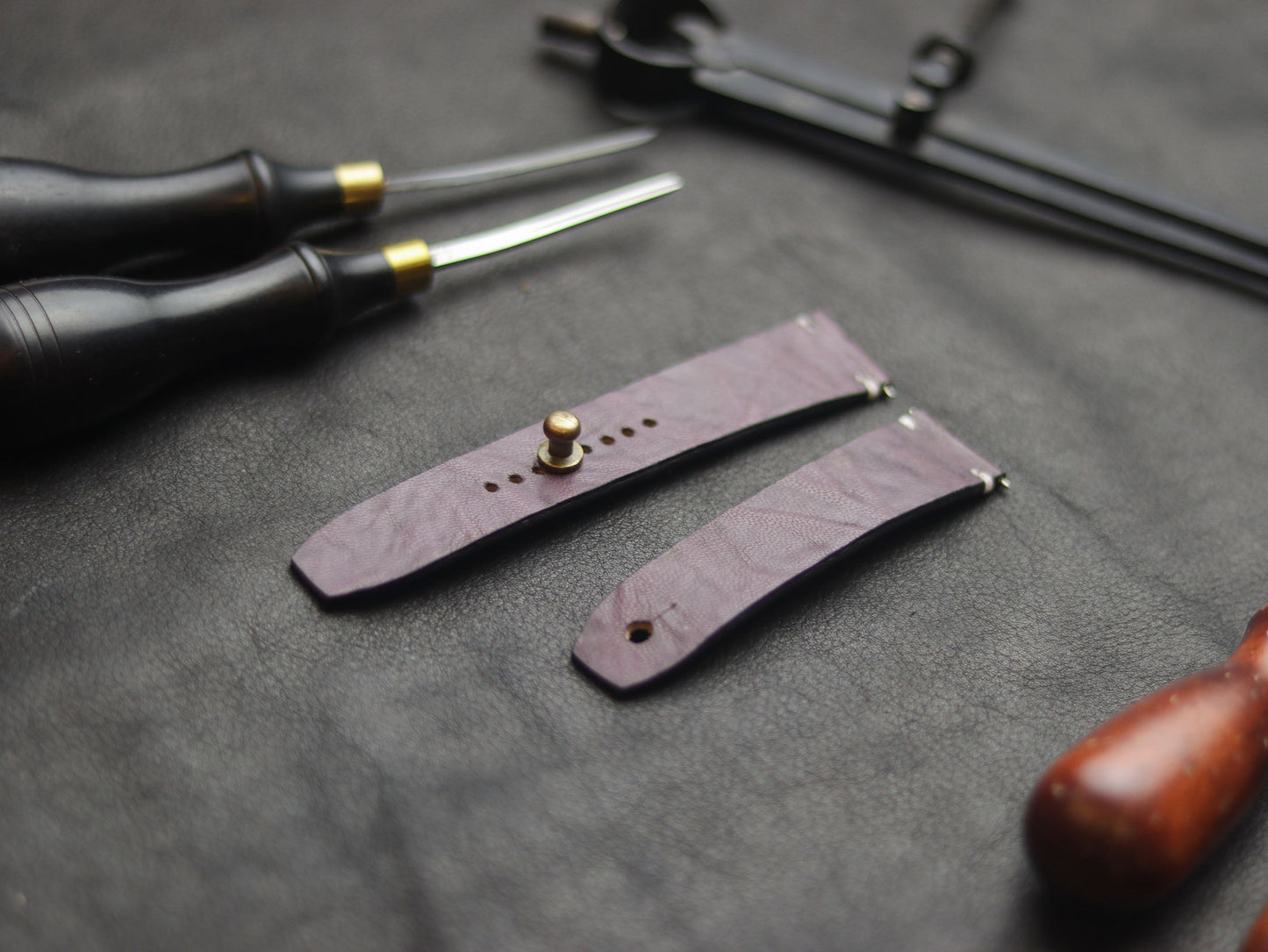 GRAPE PURPLE (WHITE) - MINIMAL STITCHED WATCH STRAPS grip