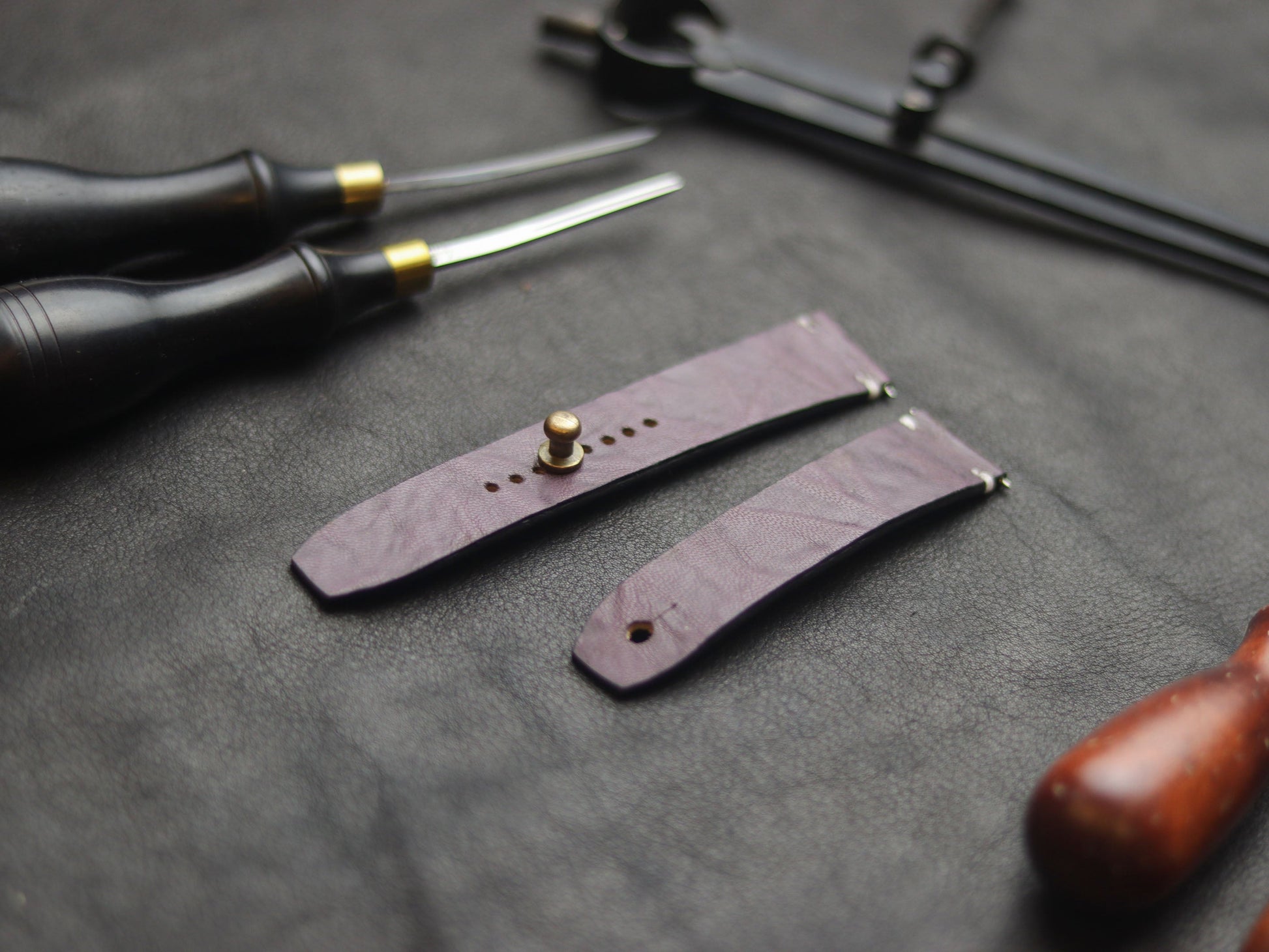GRAPE PURPLE (WHITE) - MINIMAL STITCHED WATCH STRAPS grip