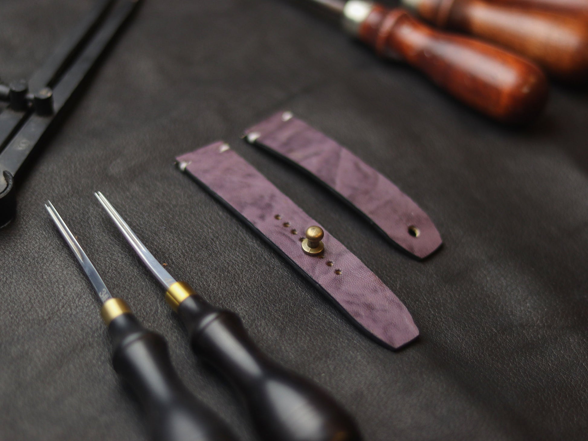 GRAPE PURPLE (WHITE) - MINIMAL STITCHED WATCH STRAPS grip