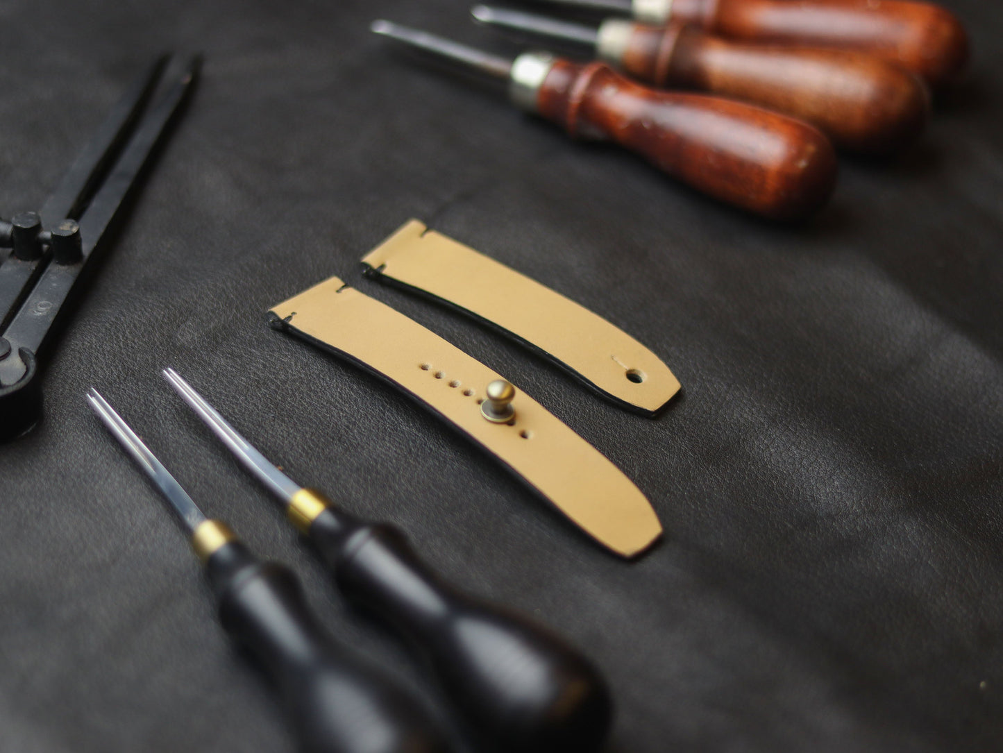 CHIFON  (BLACK) - MINIMAL STITCHED WATCH STRAPS grip