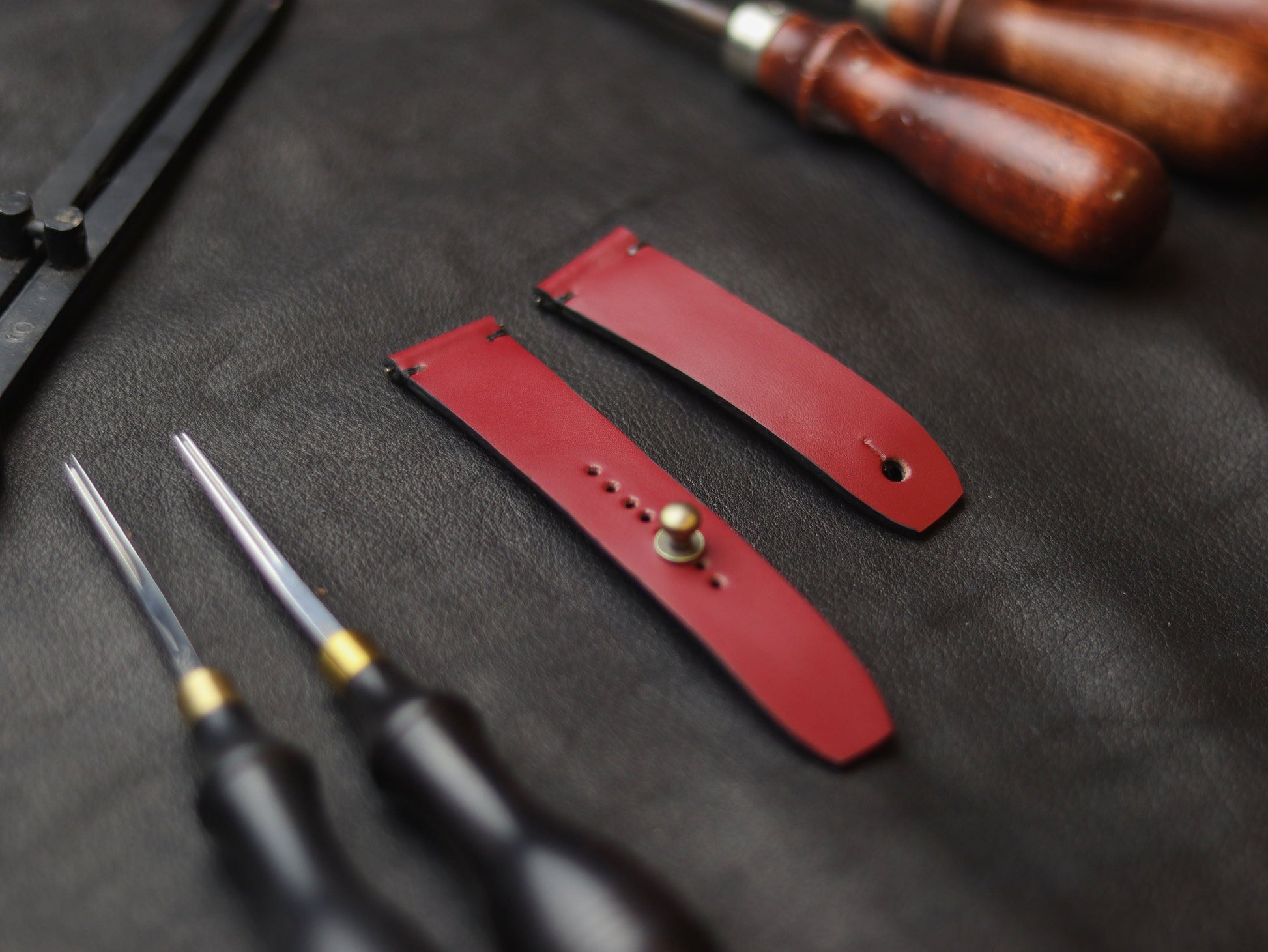 CRIMSON RED  (BLACK) - MINIMAL STITCHED WATCH STRAPS grip