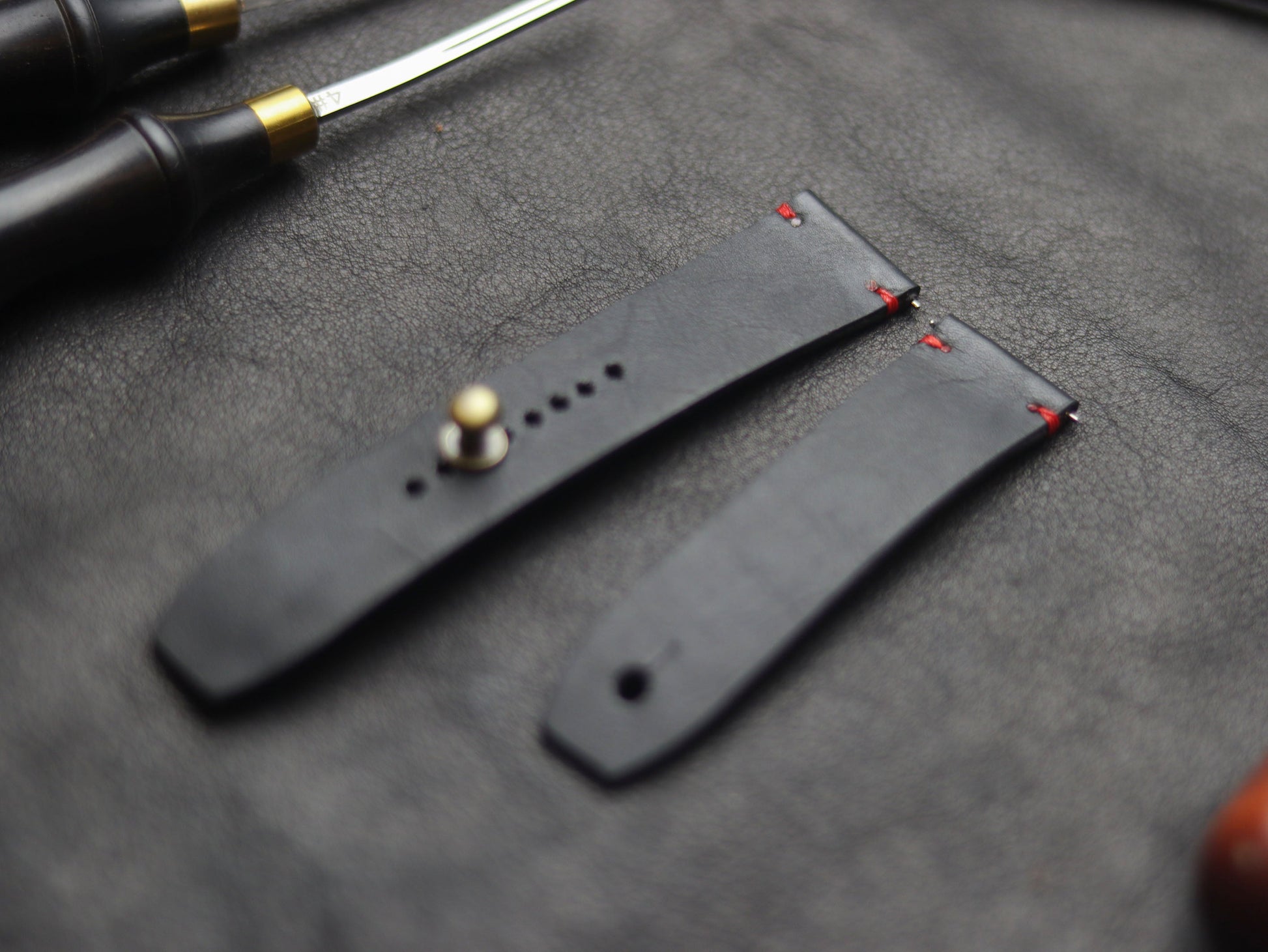 PANTOM BLACK (RED) - MINIMAL STITCHED WATCH STRAPS grip