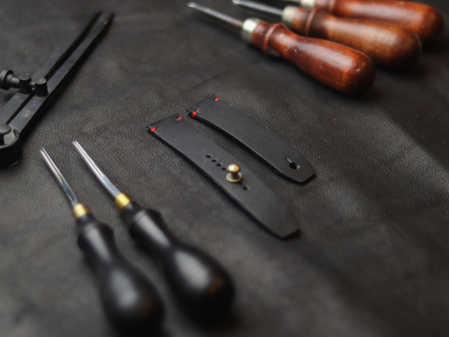 PANTOM BLACK (RED) - MINIMAL STITCHED WATCH STRAPS grip