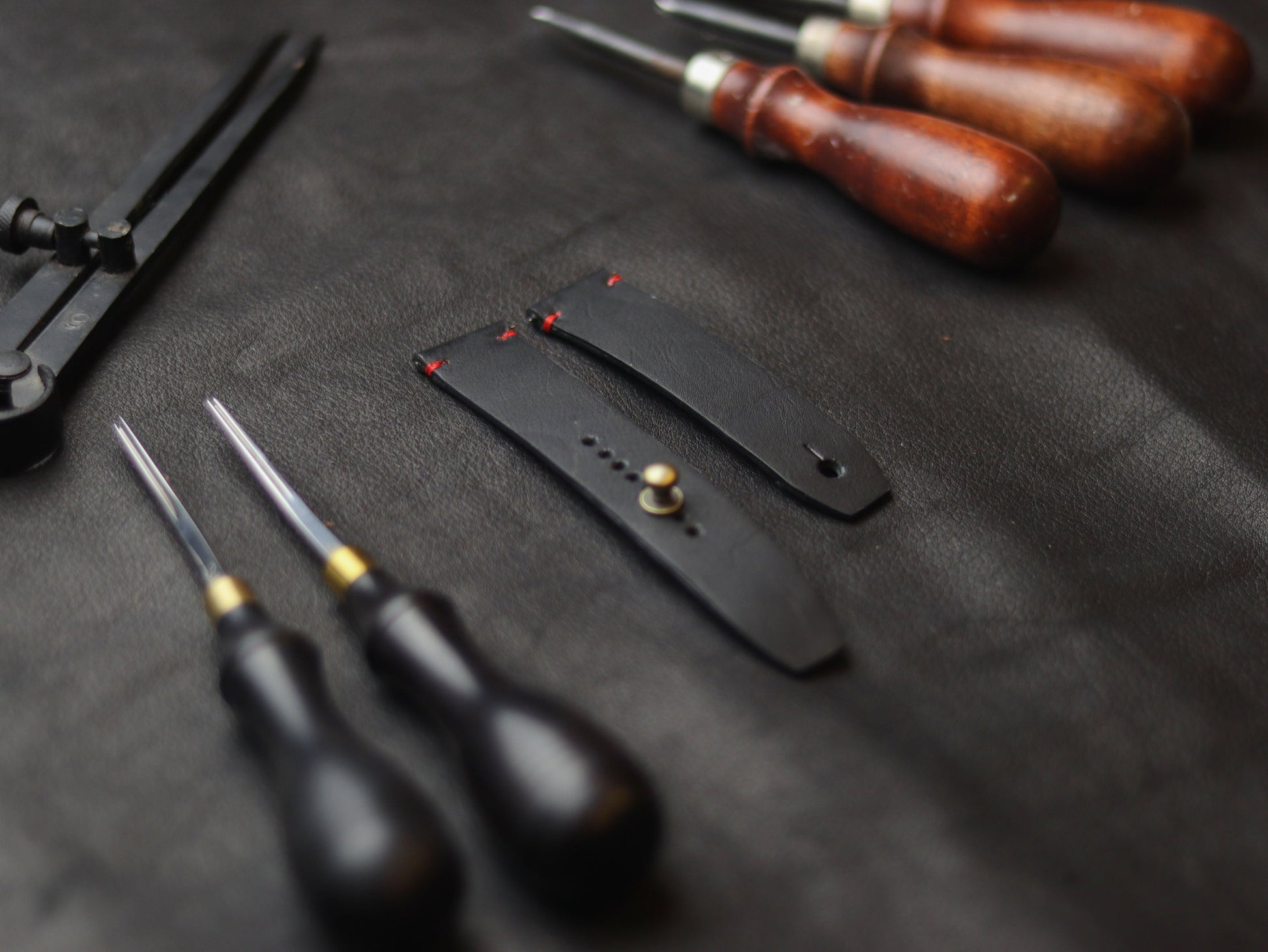 PANTOM BLACK (RED) - MINIMAL STITCHED WATCH STRAPS grip