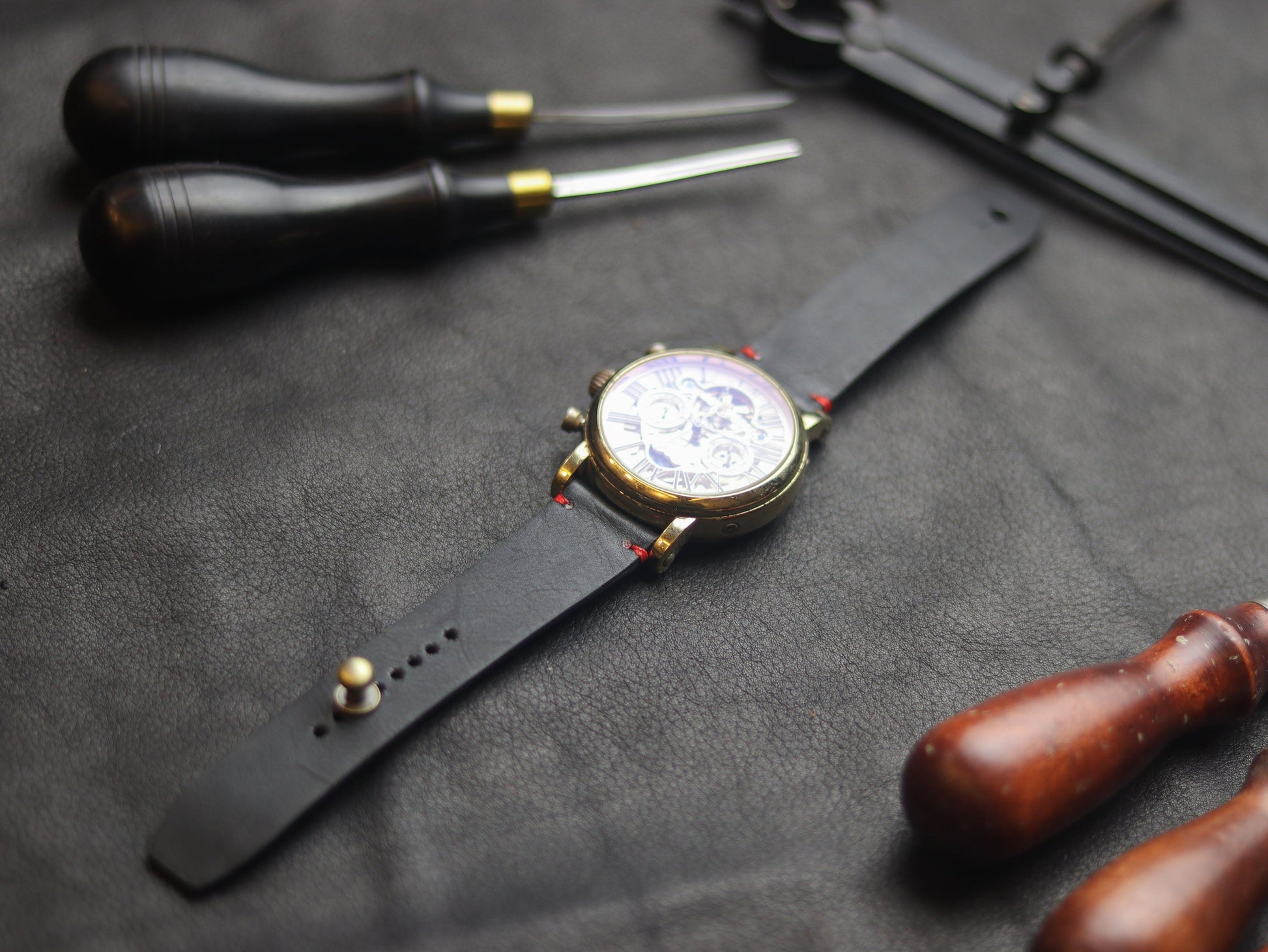 PANTOM BLACK (RED) - MINIMAL STITCHED WATCH STRAPS grip