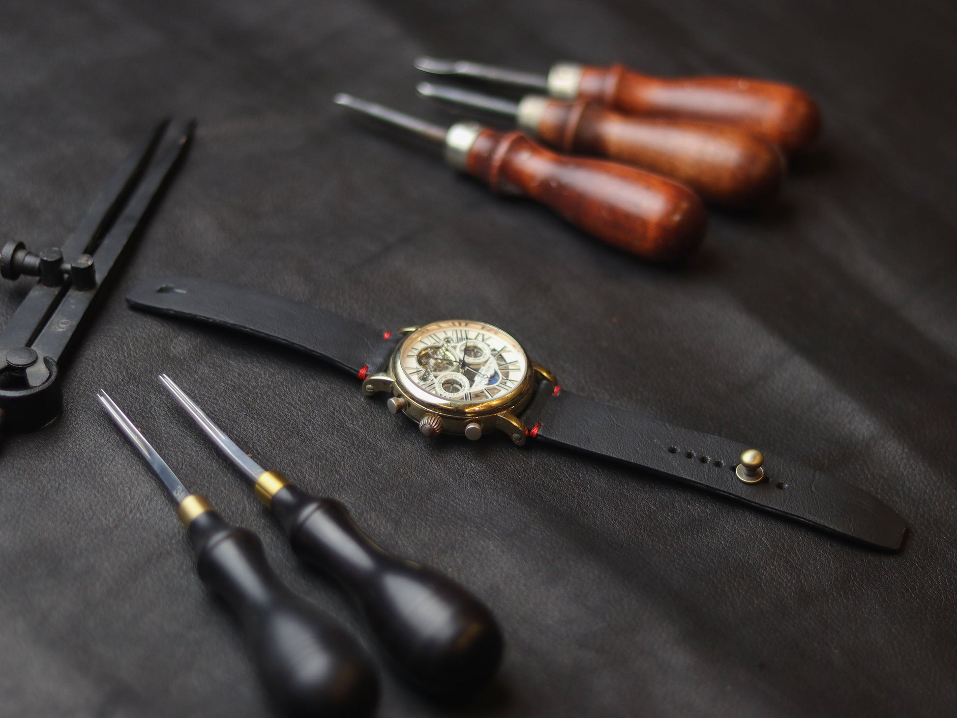 PANTOM BLACK (RED) - MINIMAL STITCHED WATCH STRAPS grip