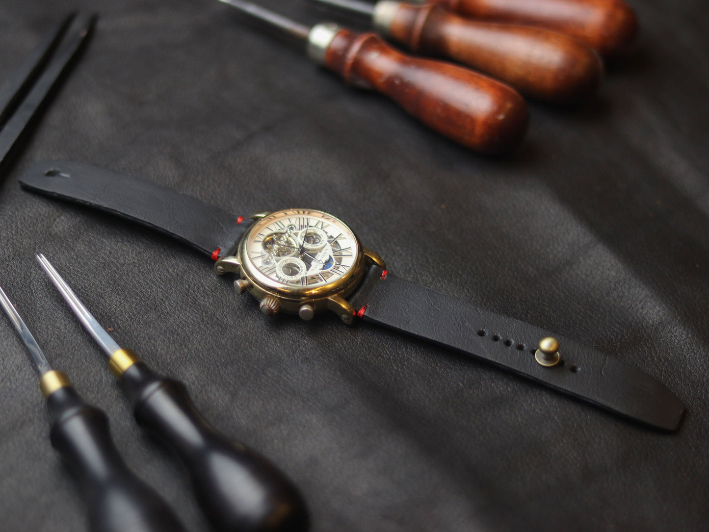 PANTOM BLACK (RED) - MINIMAL STITCHED WATCH STRAPS grip