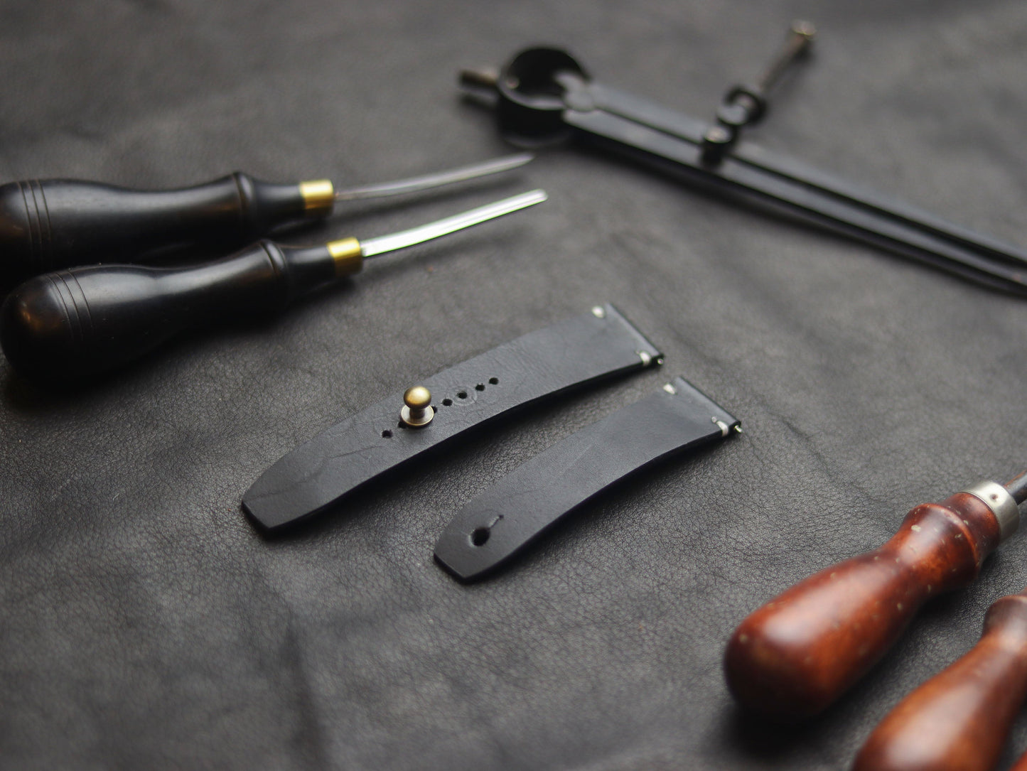 PANTOM BLACK (WHITE) - MINIMAL STITCHED WATCH STRAPS grip