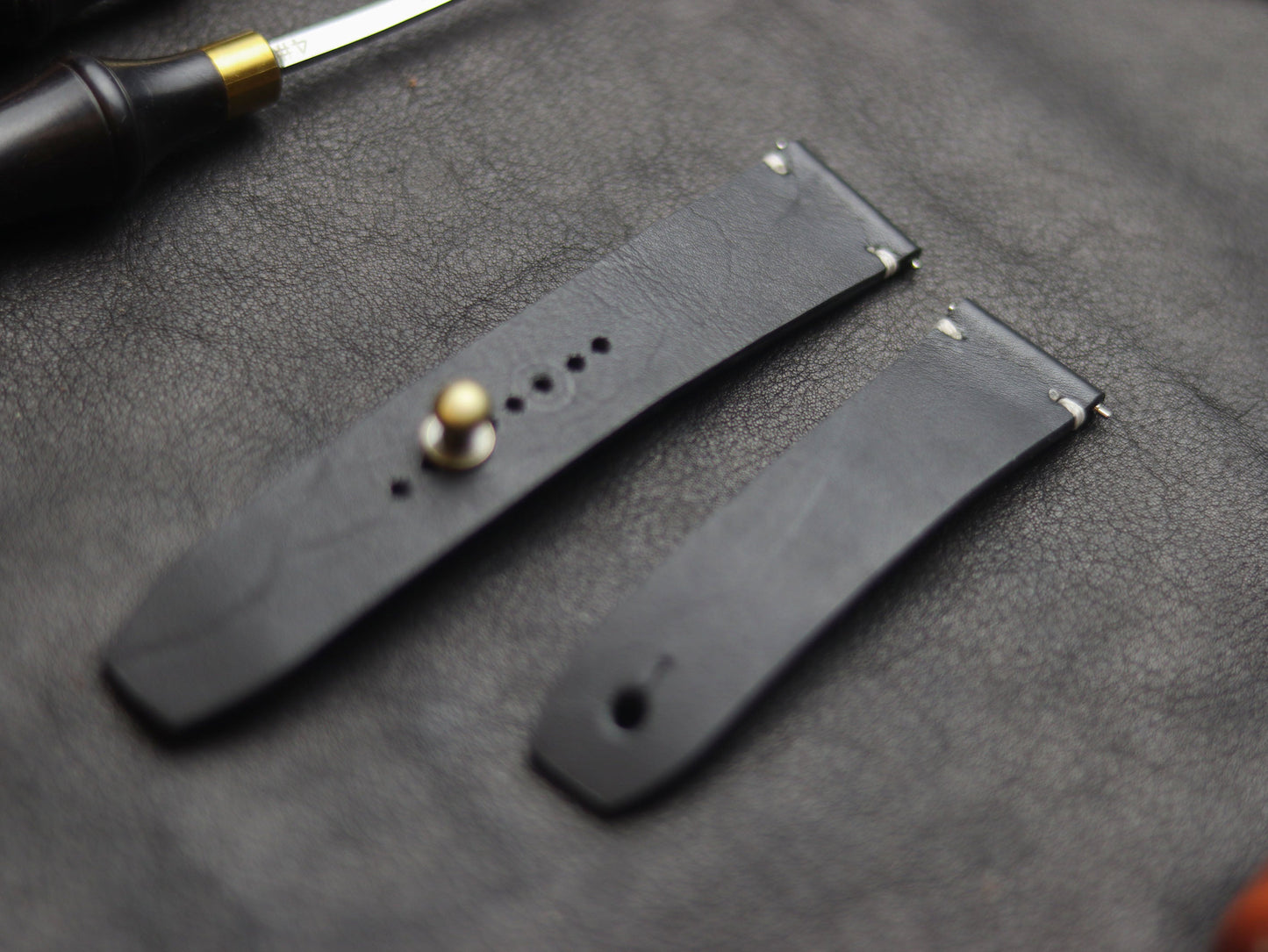 PANTOM BLACK (WHITE) - MINIMAL STITCHED WATCH STRAPS grip