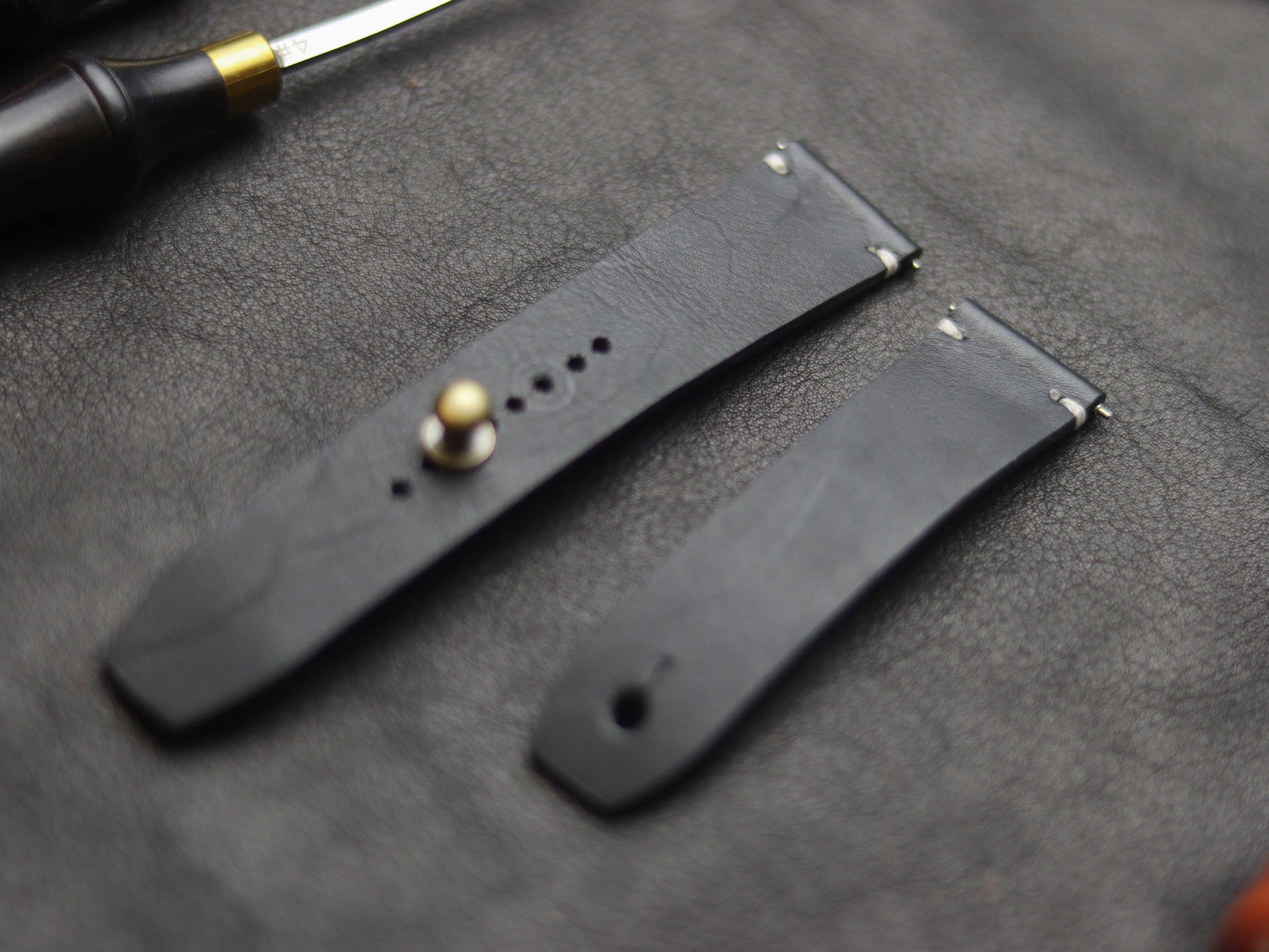 PANTOM BLACK (WHITE) - MINIMAL STITCHED WATCH STRAPS grip