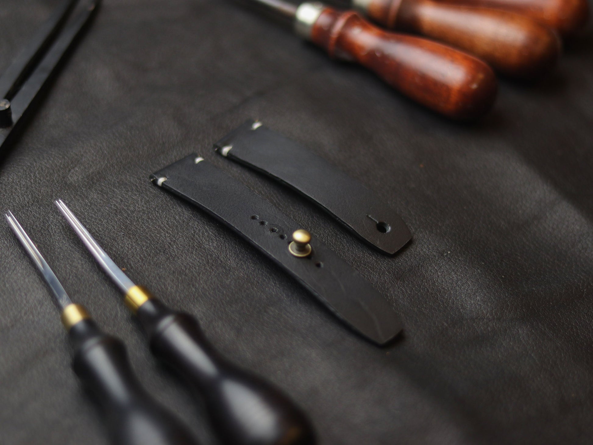 PANTOM BLACK (WHITE) - MINIMAL STITCHED WATCH STRAPS grip