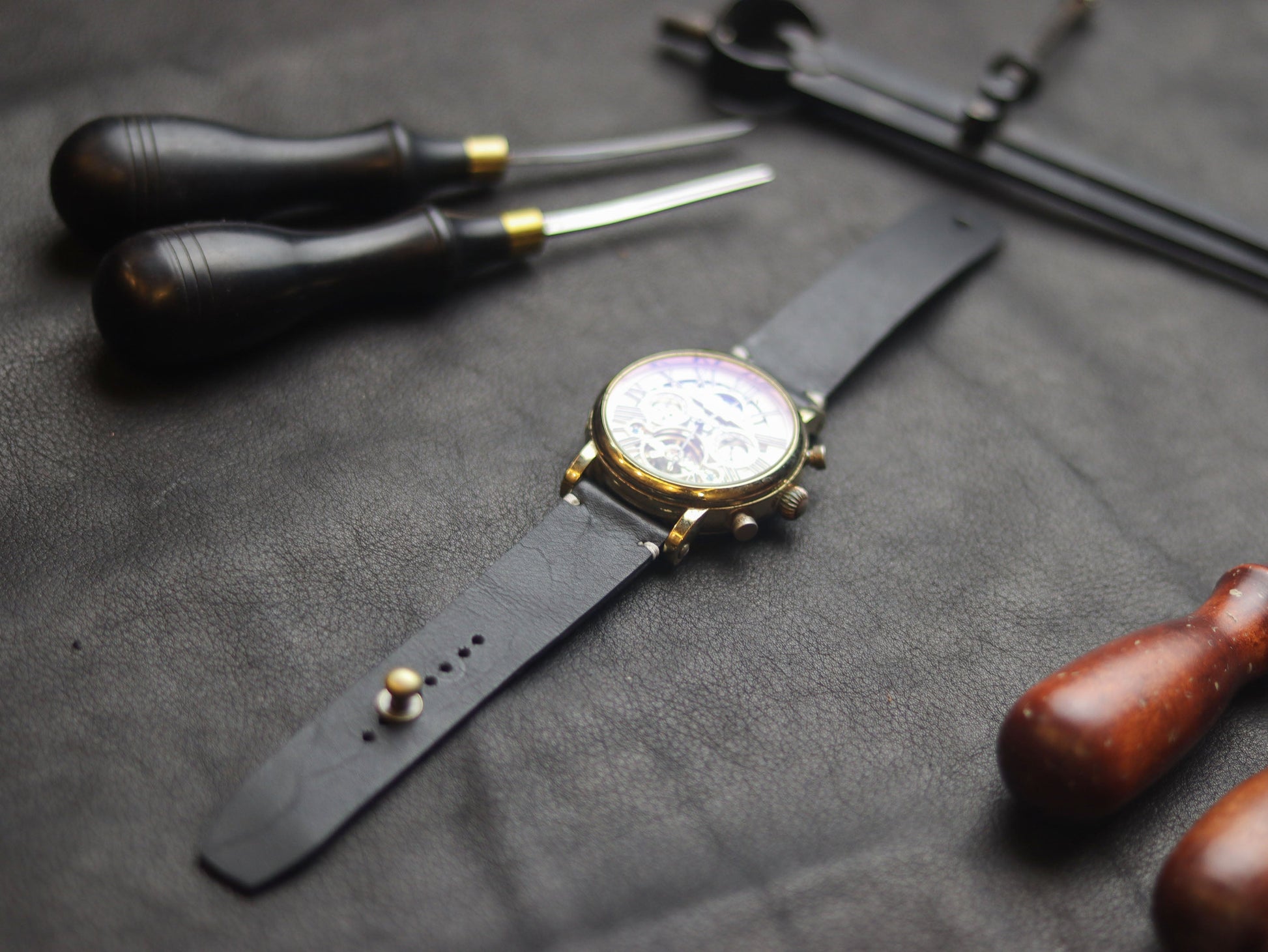 PANTOM BLACK (WHITE) - MINIMAL STITCHED WATCH STRAPS grip