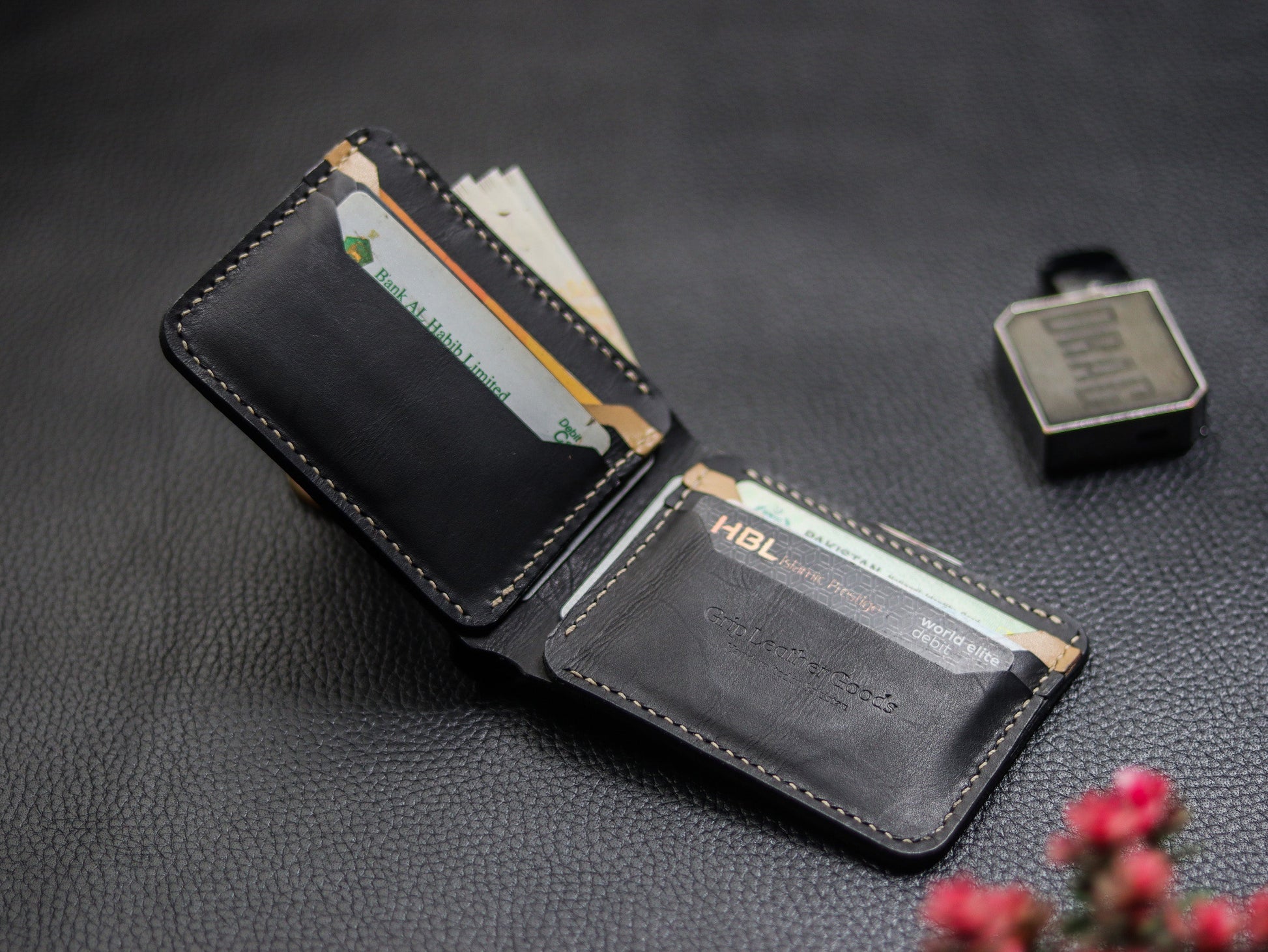 URBAN LEATHER WALLET CHARCOLE BLACK & CHIFFON WHITE grip