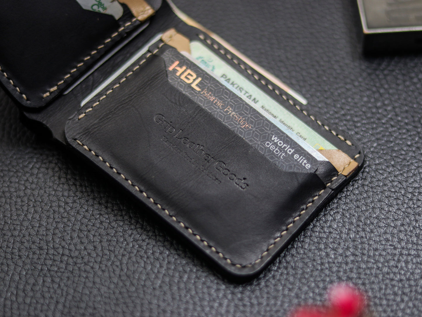 URBAN LEATHER WALLET CHARCOLE BLACK & CHIFFON WHITE grip