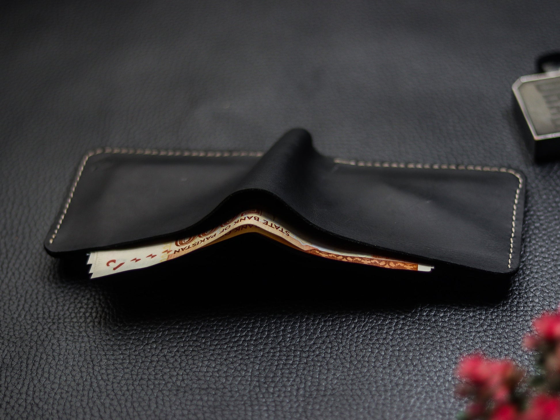 URBAN LEATHER WALLET CHARCOLE BLACK & CHIFFON WHITE grip