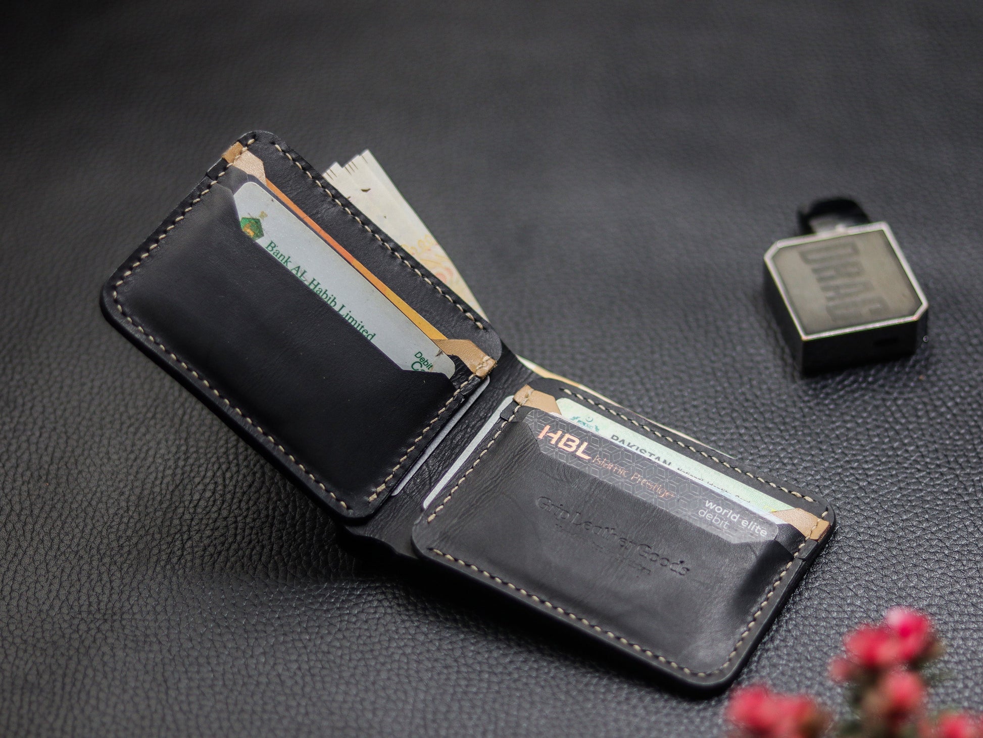 URBAN LEATHER WALLET CHARCOLE BLACK & CHIFFON WHITE grip