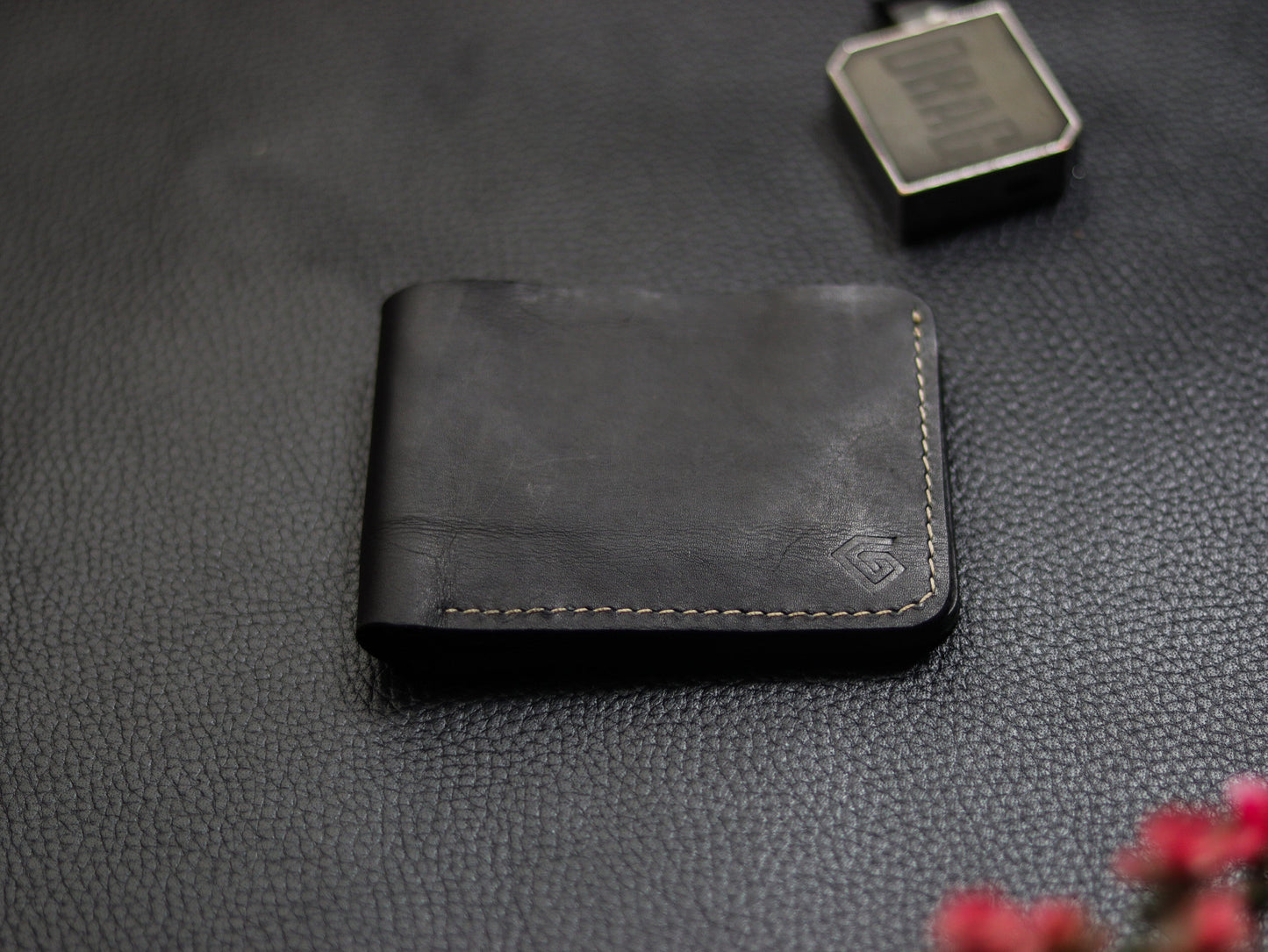 URBAN LEATHER WALLET CHARCOLE BLACK & CHIFFON WHITE grip