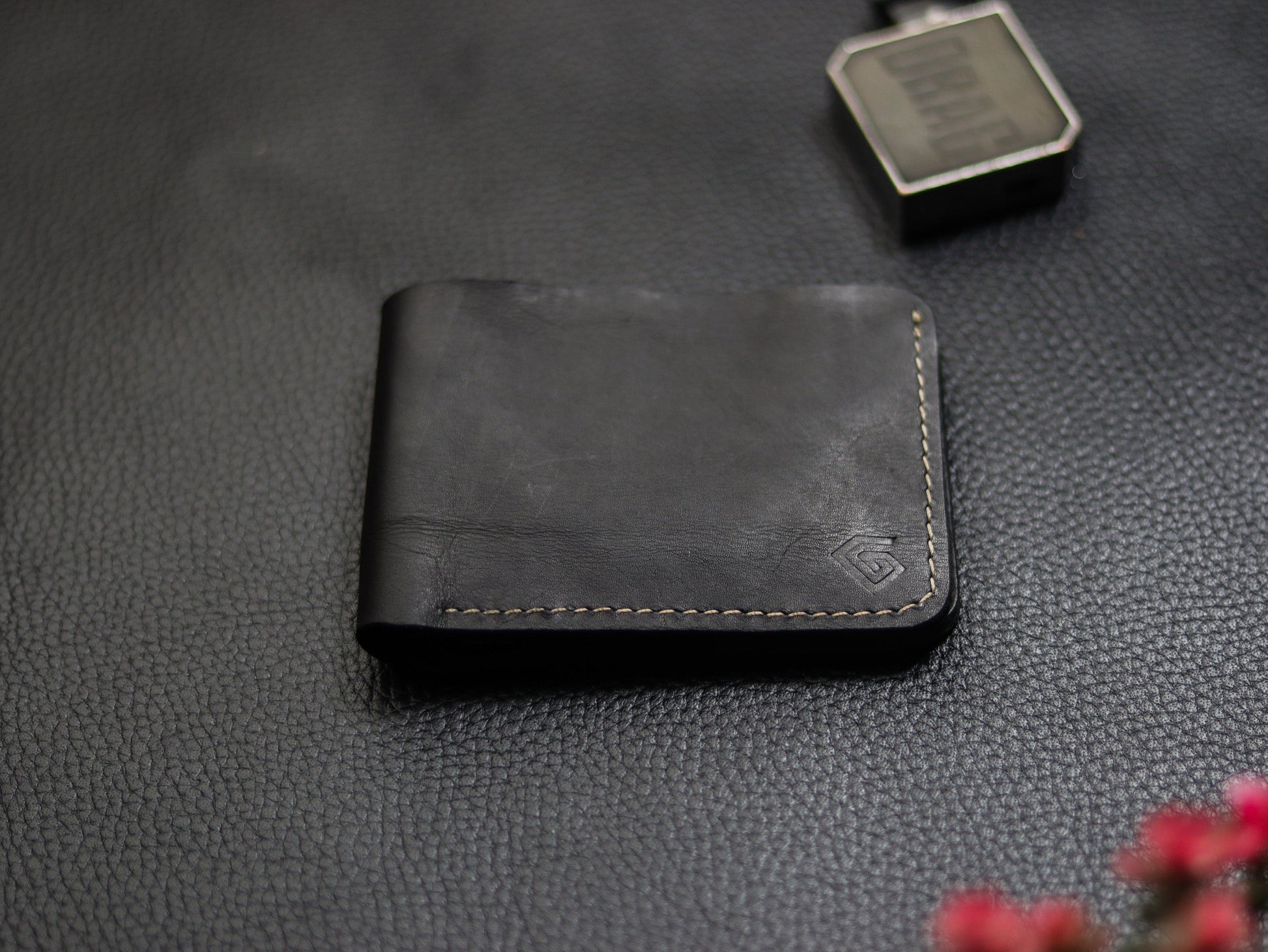 URBAN LEATHER WALLET CHARCOLE BLACK & CHIFFON WHITE grip