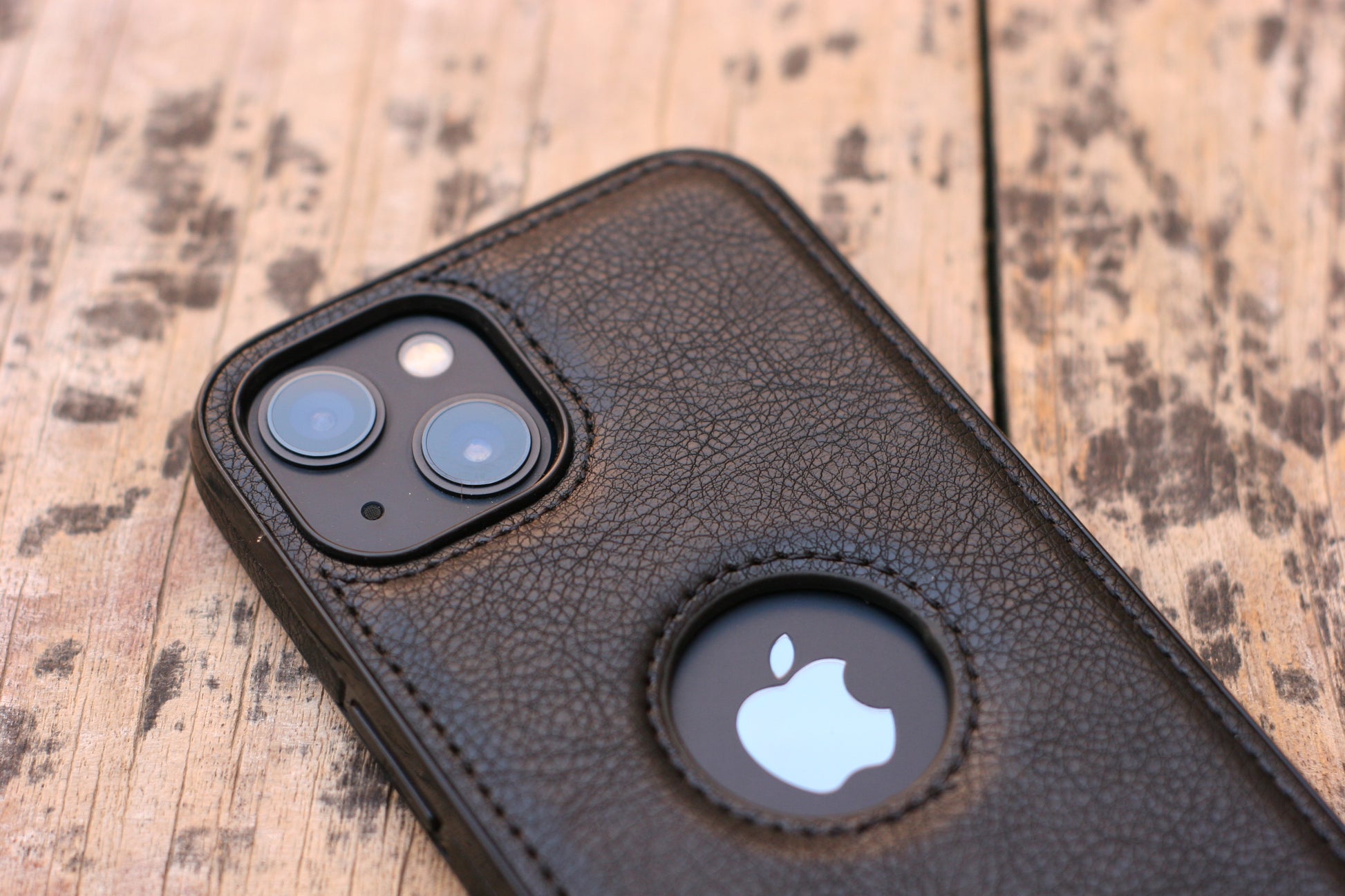 BLACK LEATHER PHONE CASE. grip